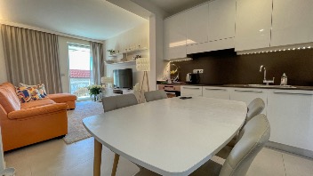 2 bedrooms with large terrace. 7