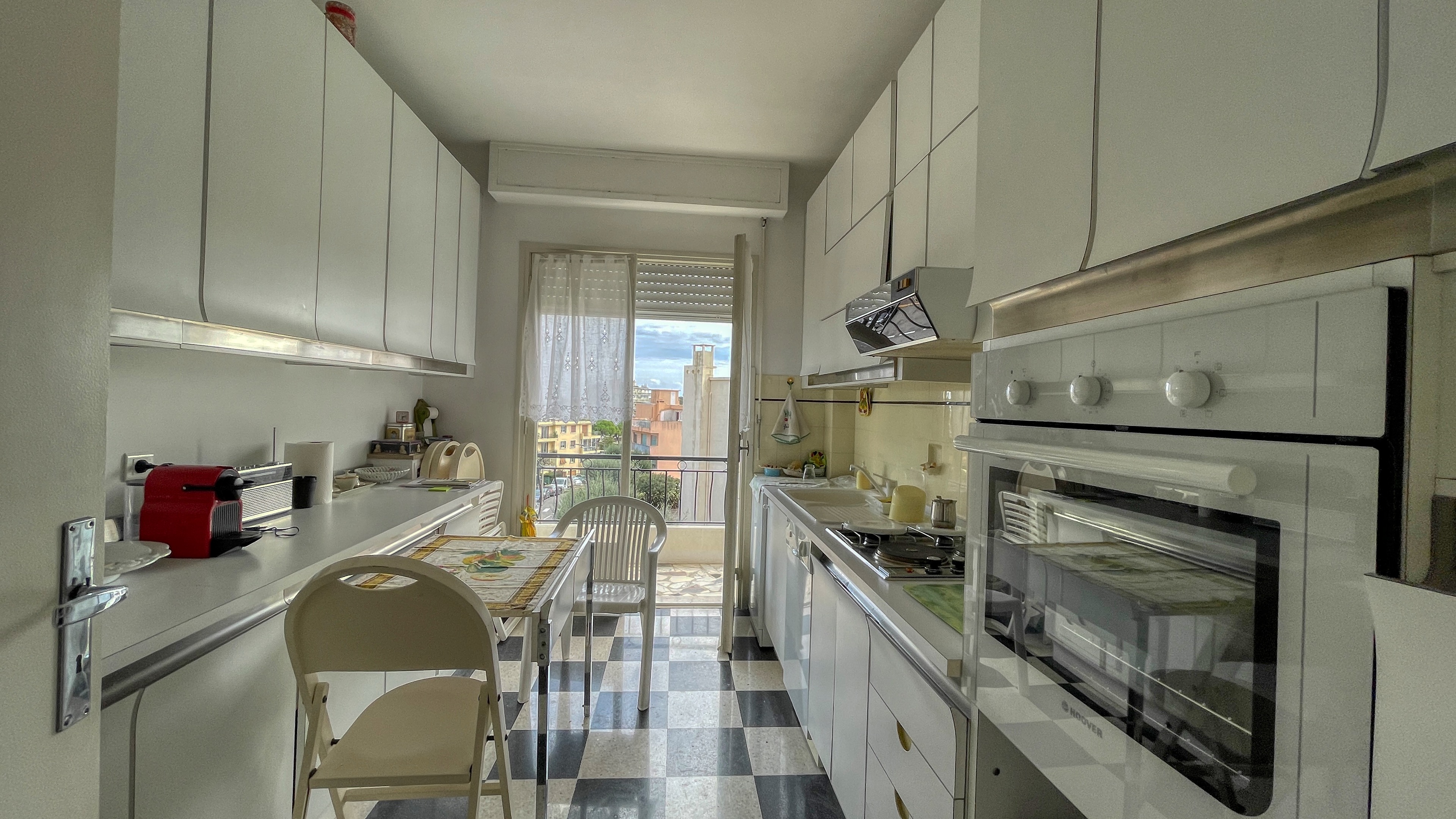 Appartement 3 pièces à rénover avec terrasse et vue mer partielle au Cap Martin 5