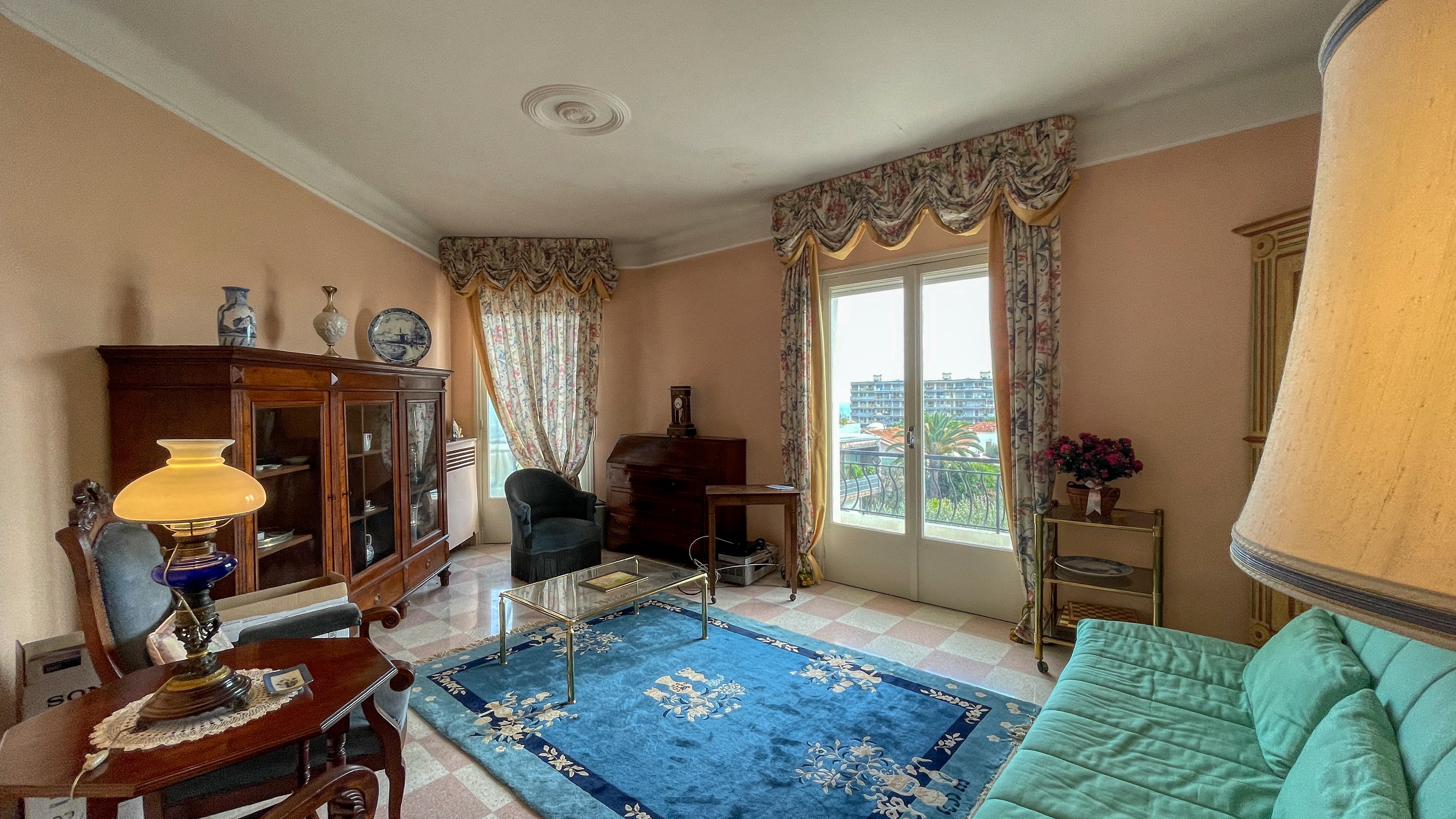 Appartement 3 pièces à rénover avec terrasse et vue mer partielle au Cap Martin 3