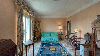 Appartement 3 pièces à rénover avec terrasse et vue mer partielle au Cap Martin 4