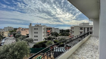 Appartement 3 pièces à rénover avec terrasse et vue mer partielle au Cap Martin 2