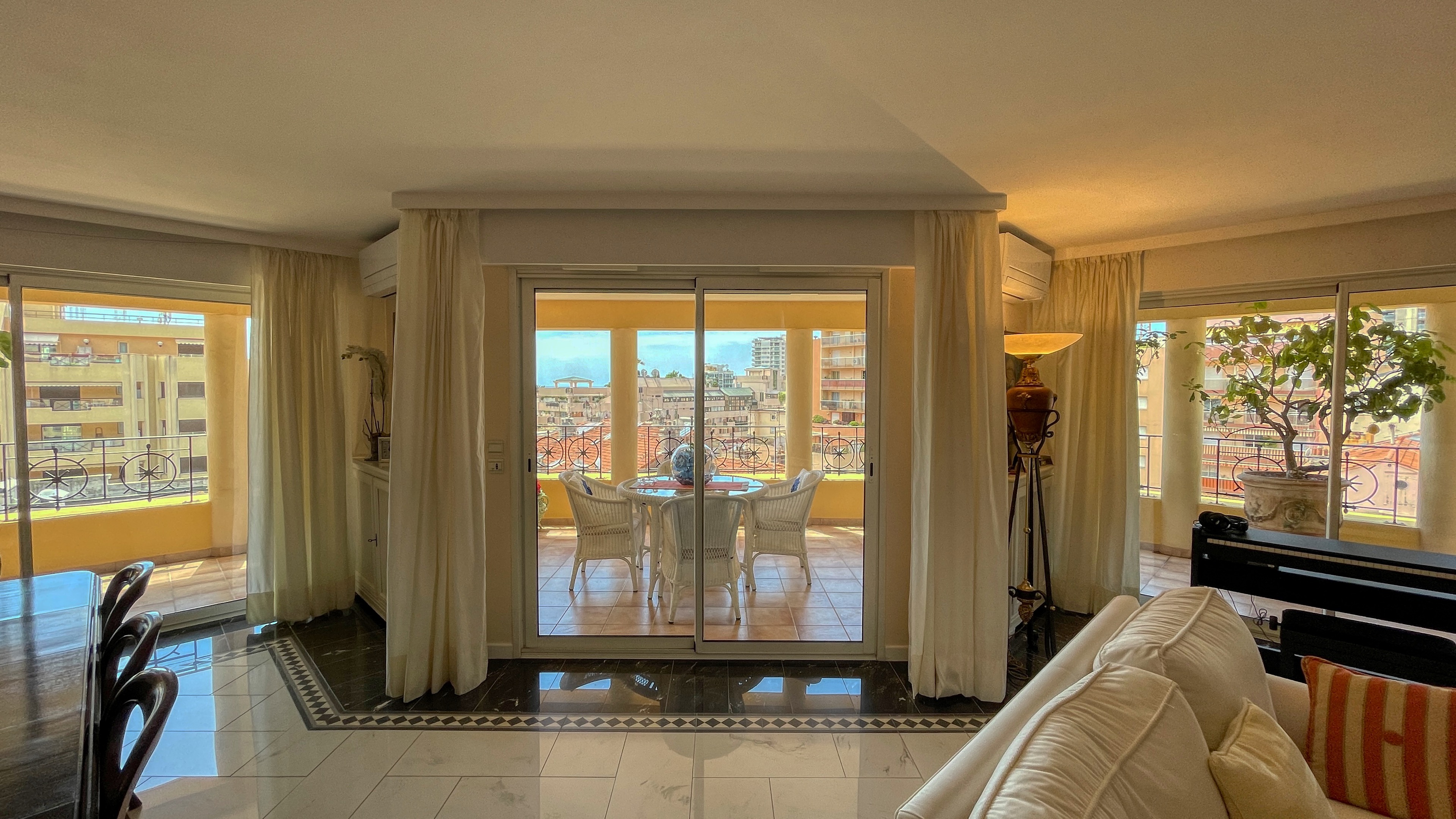 Appartement d'angle de 3 chambres à Beausoleil, proche de Monaco 2