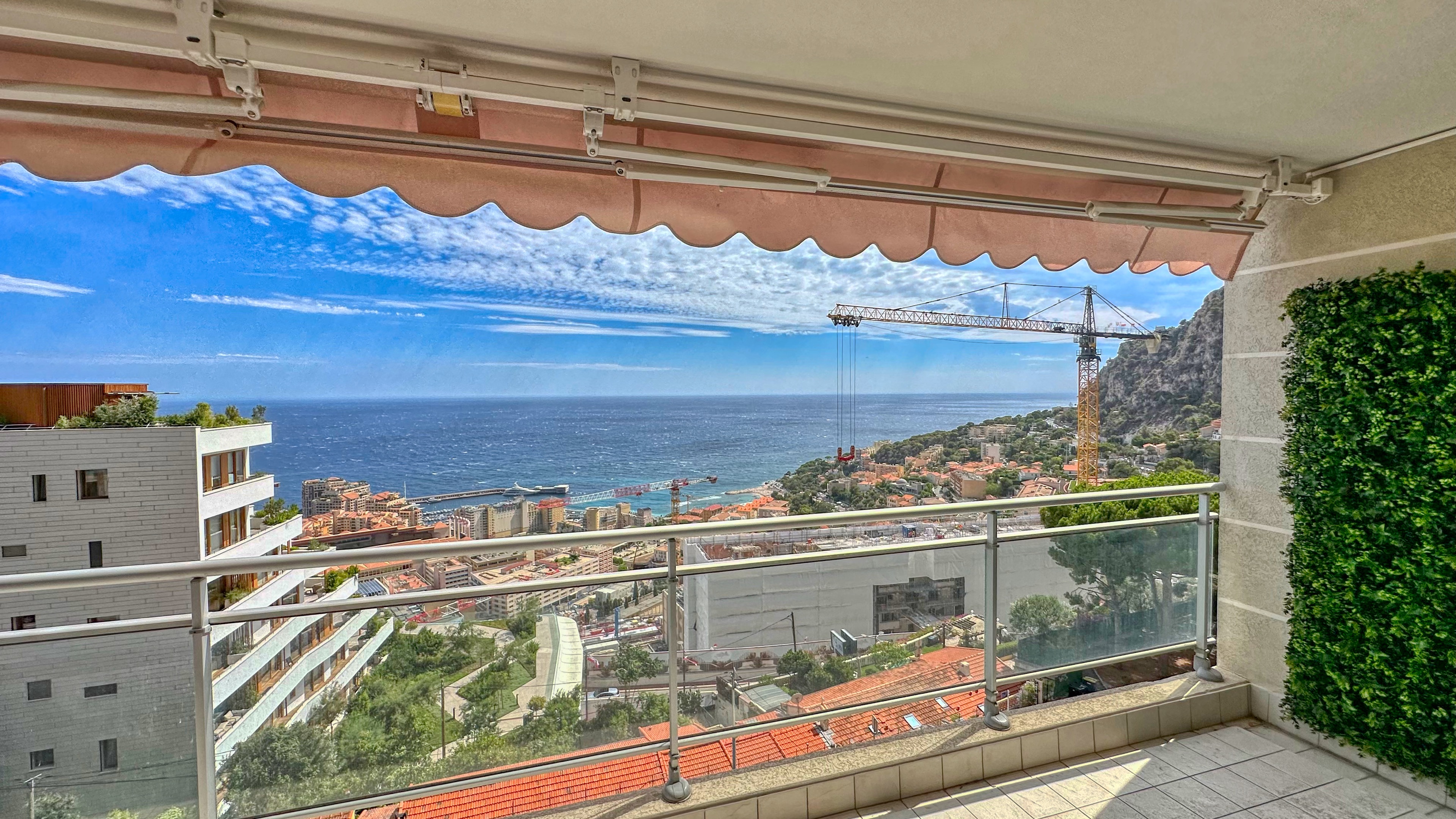 Appartement rénové de 3 pièces avec terrasse privée de 80m² et vue mer à Beausoleil, proche de Monaco 6
