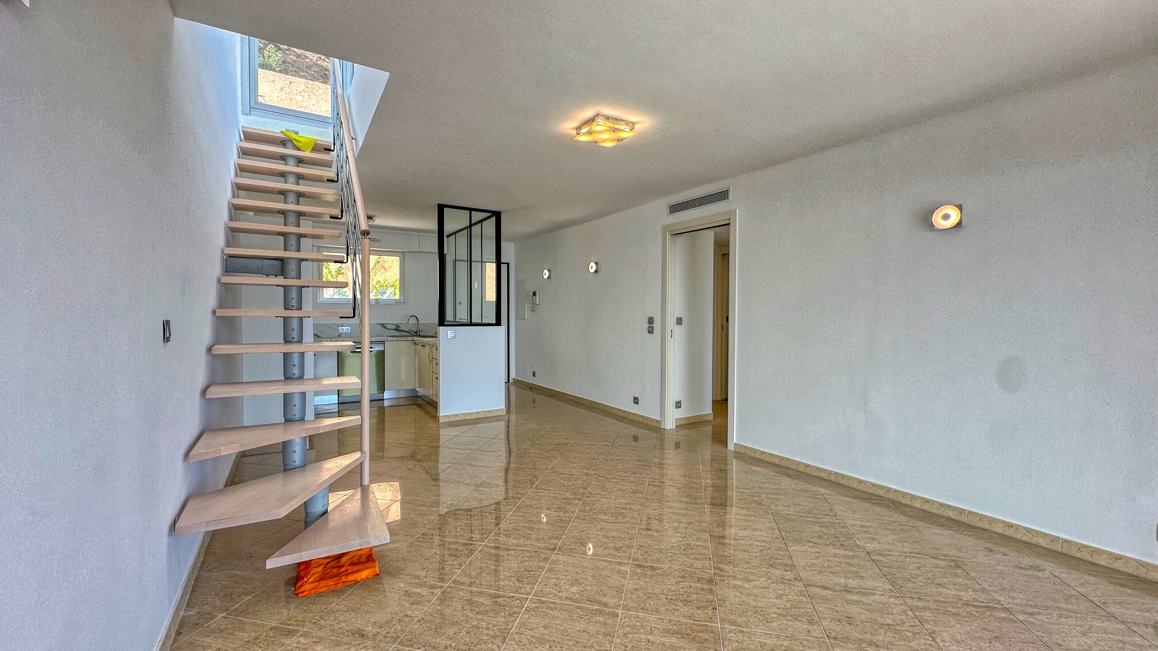 Appartement rénové de 3 pièces avec terrasse privée de 80m² et vue mer à Beausoleil, proche de Monaco 8