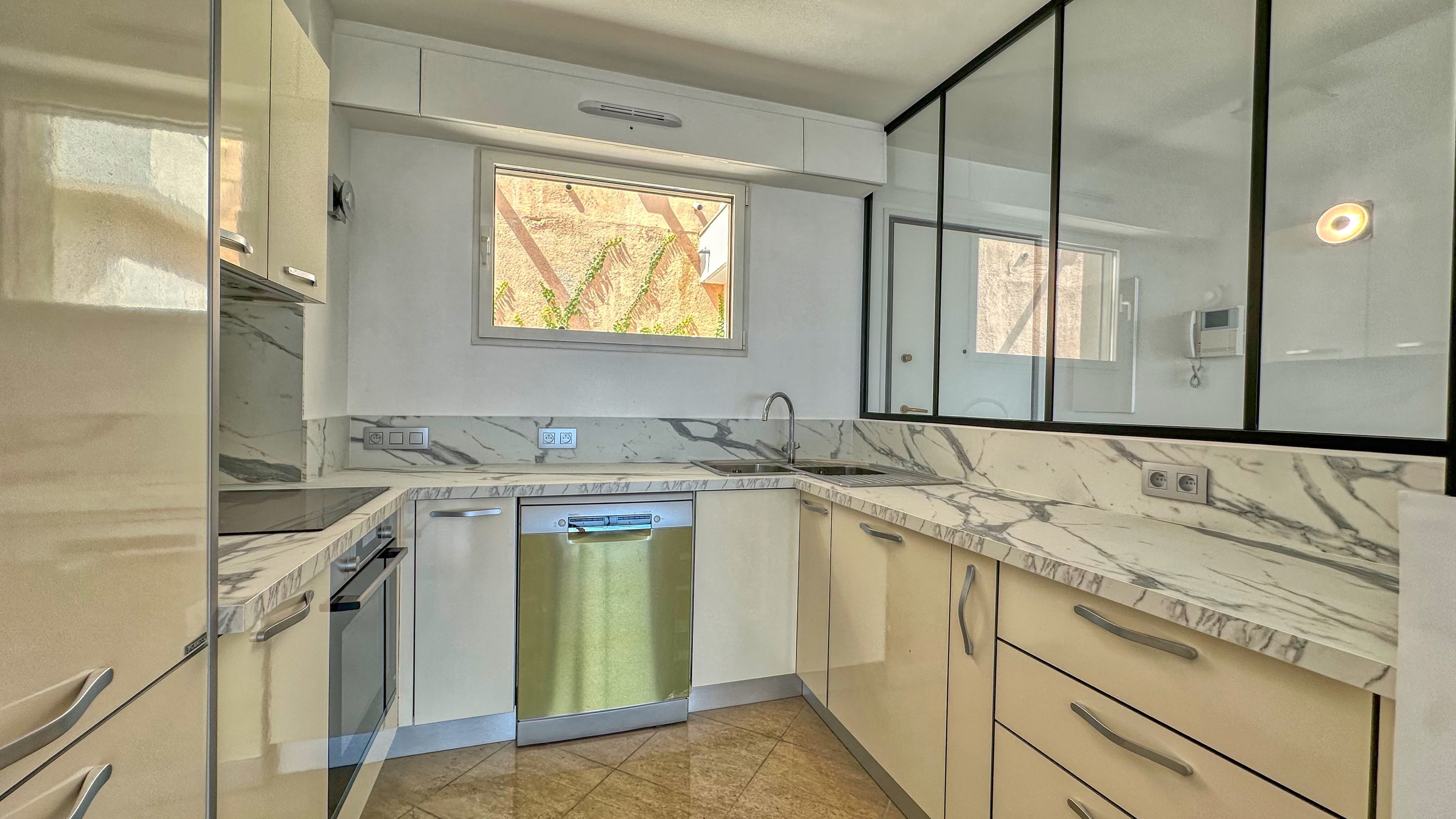 Appartement rénové de 3 pièces avec terrasse privée de 80m² et vue mer à Beausoleil, proche de Monaco 4