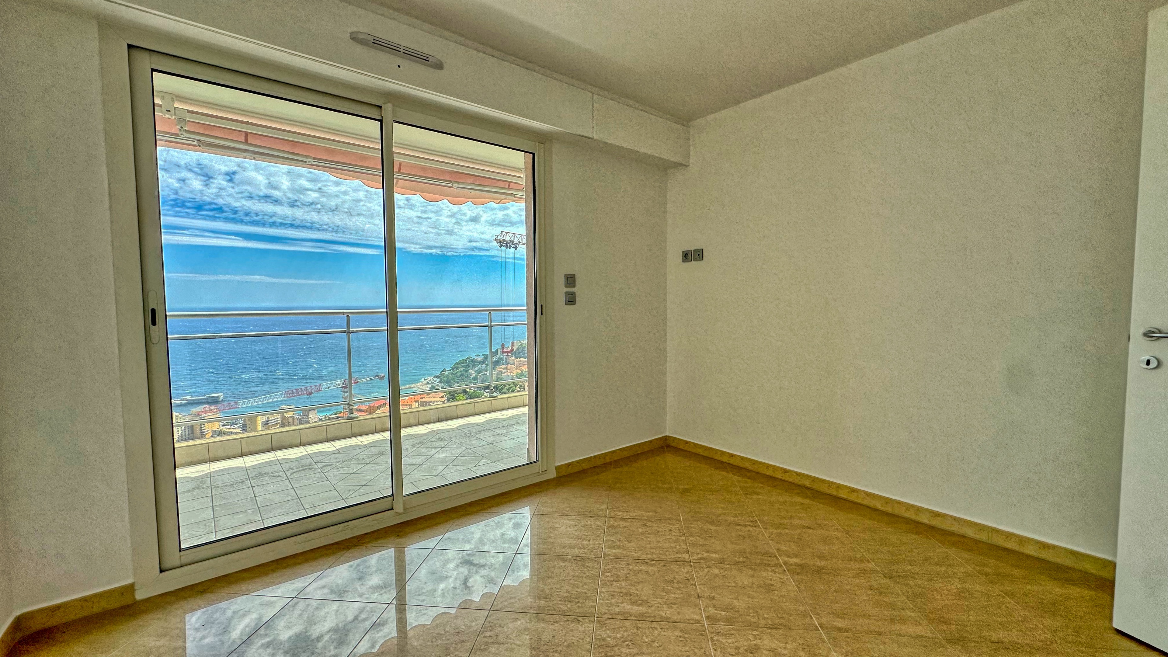 Appartement rénové de 3 pièces avec terrasse privée de 80m² et vue mer à Beausoleil, proche de Monaco 10