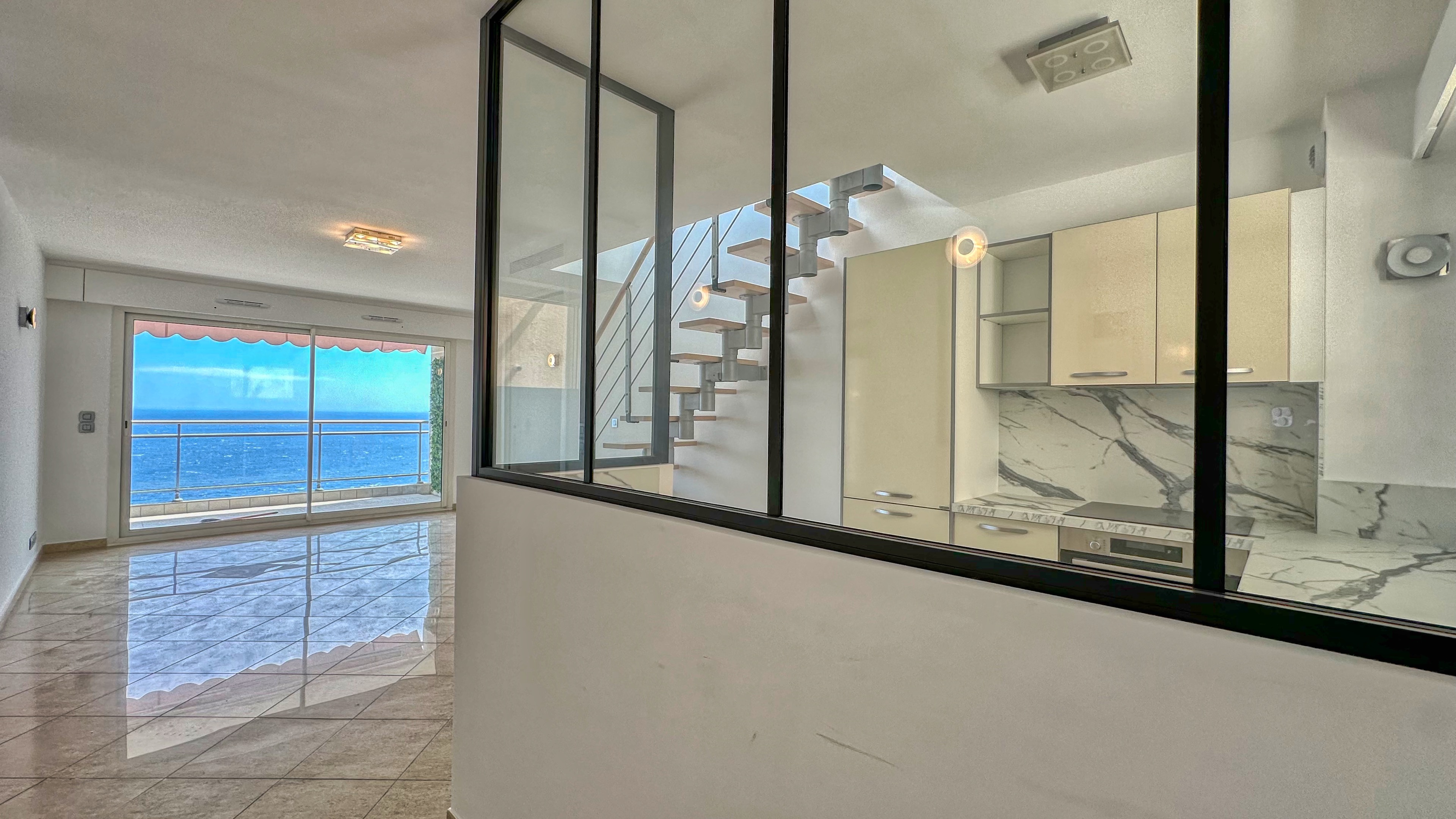 Appartement rénové de 3 pièces avec terrasse privée de 80m² et vue mer à Beausoleil, proche de Monaco 3