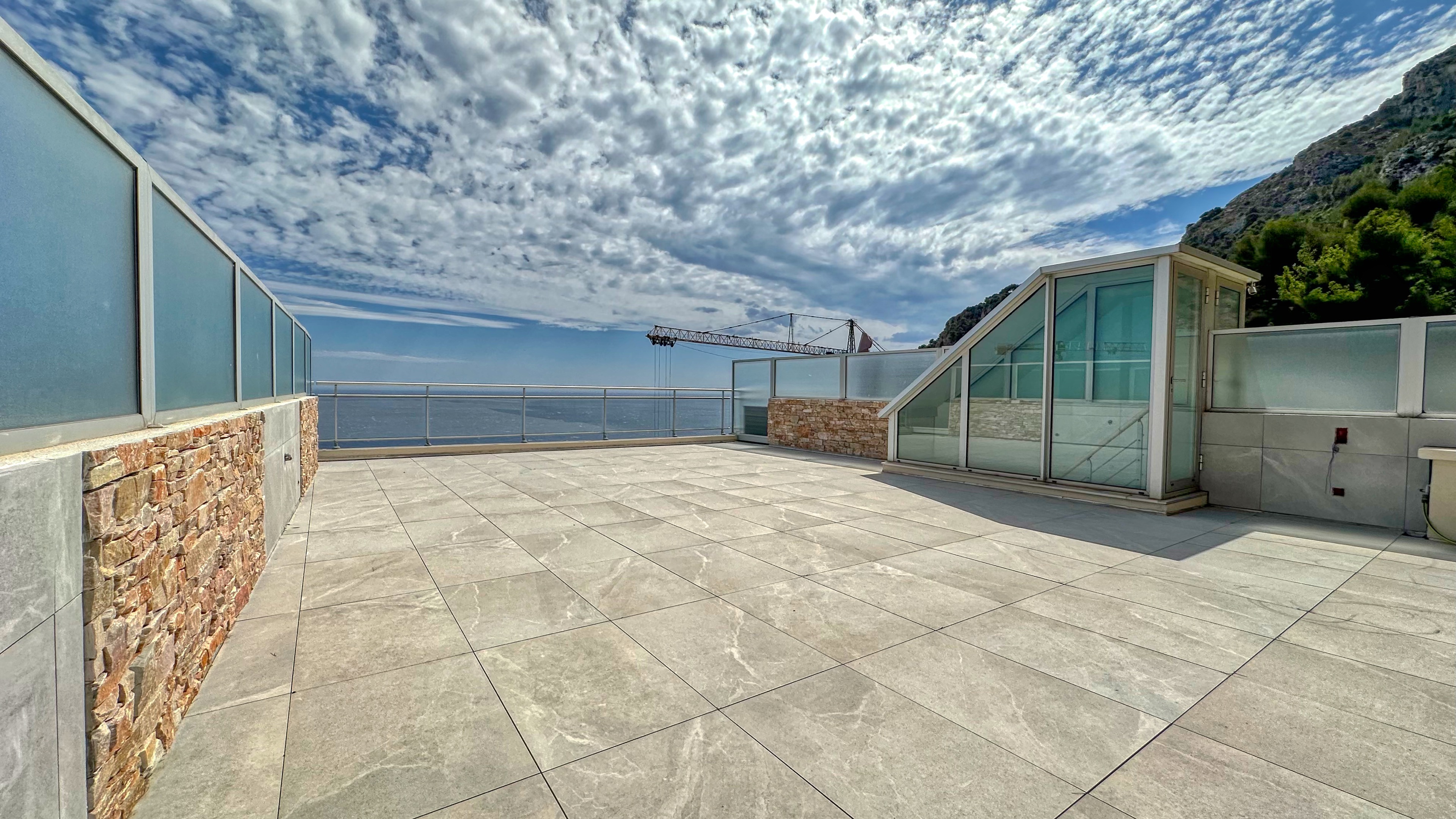 Appartement rénové de 3 pièces avec terrasse privée de 80m² et vue mer à Beausoleil, proche de Monaco 14