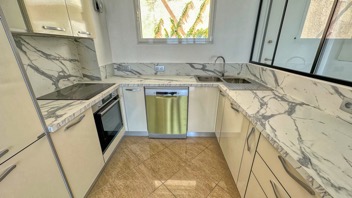 Appartement rénové de 3 pièces avec terrasse privée de 80m² et vue mer à Beausoleil, proche de Monaco 5