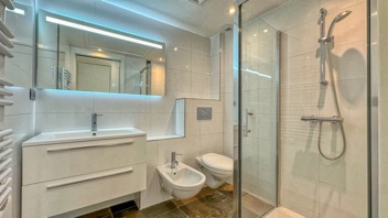Appartement rénové de 3 pièces avec terrasse privée de 80m² et vue mer à Beausoleil, proche de Monaco 12