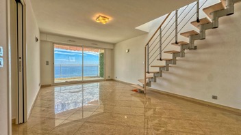 Appartement rénové de 3 pièces avec terrasse privée de 80m² et vue mer à Beausoleil, proche de Monaco 2