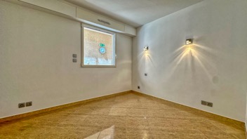Appartement rénové de 3 pièces avec terrasse privée de 80m² et vue mer à Beausoleil, proche de Monaco 11