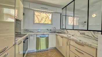 Appartement rénové de 3 pièces avec terrasse privée de 80m² et vue mer à Beausoleil, proche de Monaco 4