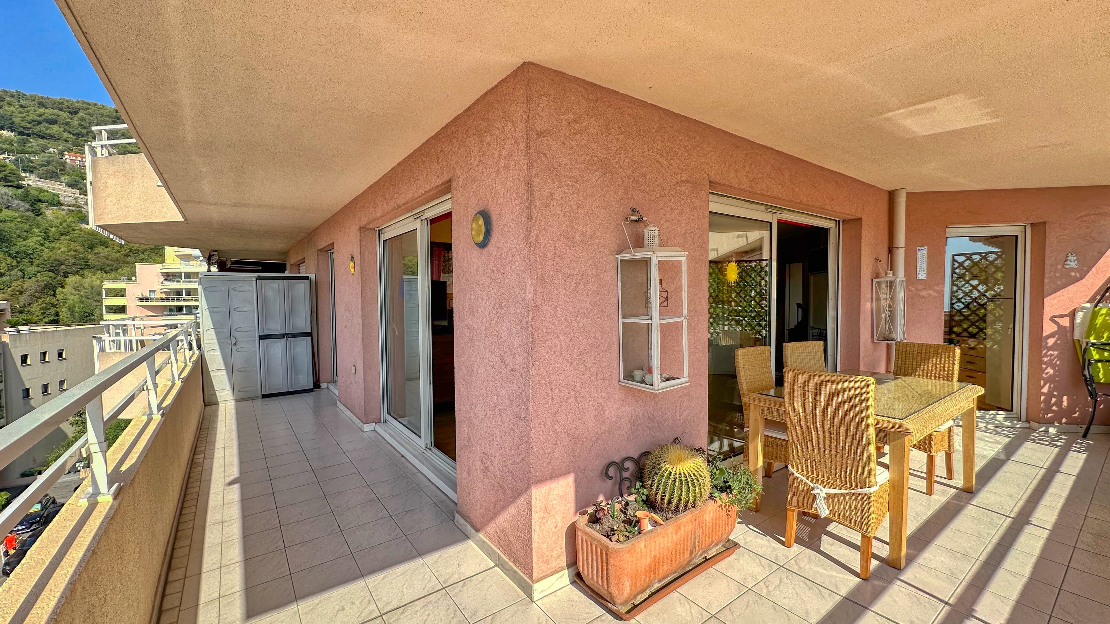 Bilocale con terrazza, piscina e parcheggio privato a Beausoleil	 2