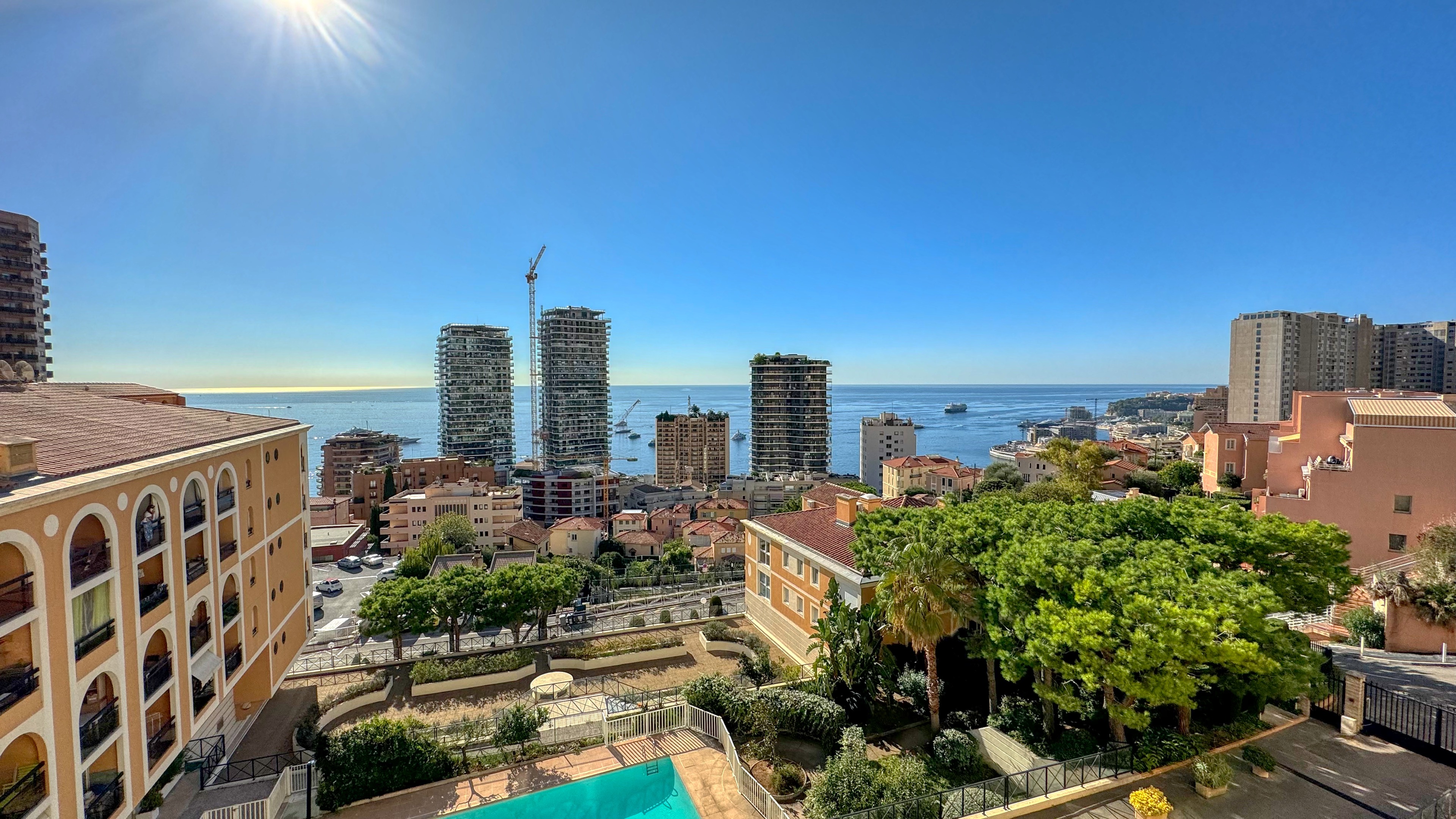Appartement 2 chambres avec terrasse et vue mer à vendre à Beausoleil, proche de Monaco 1
