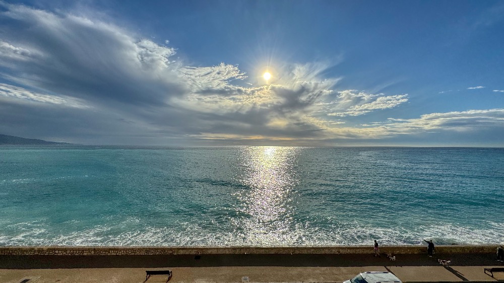 Appartamento di 2 stanze con vista mare a Carnoles, vicino al centro - 67m² con parcheggio e cantina
