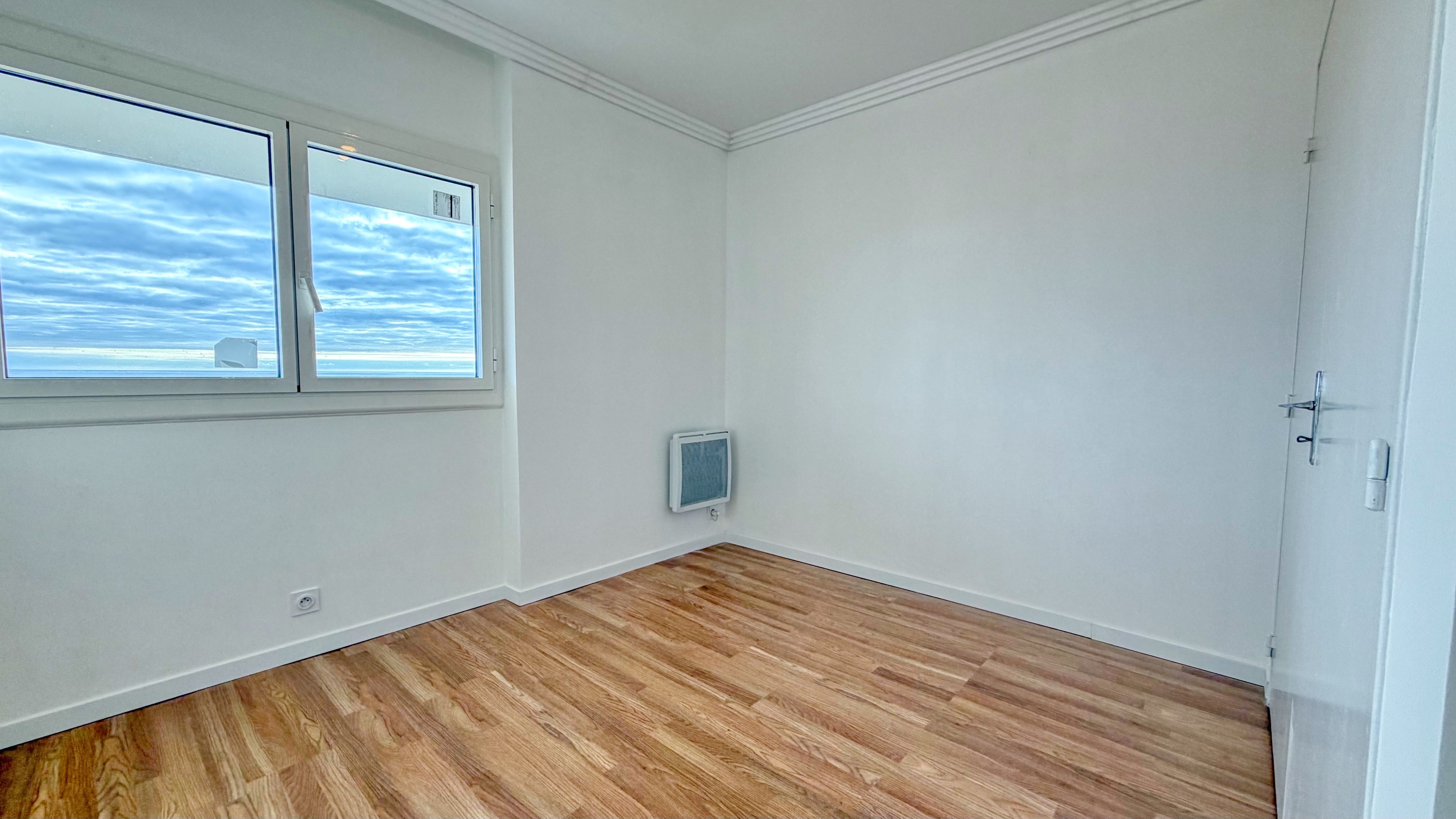 At Monaco’s doorstep – Sea-view two-bedroom apartment with balcony and storage 16