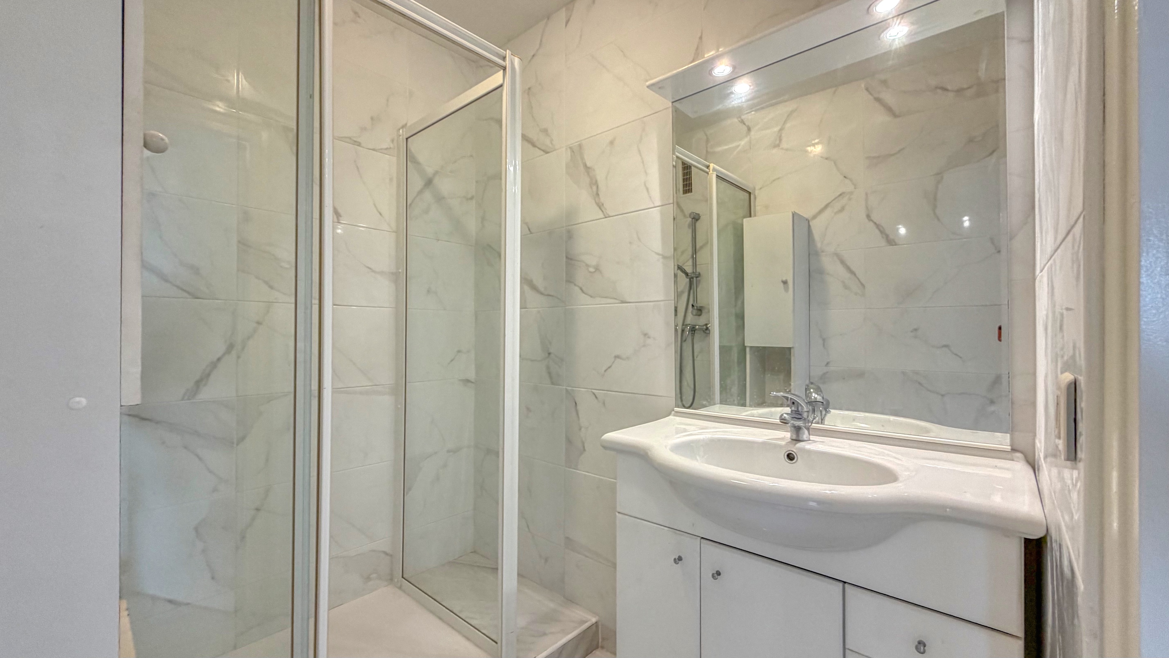 At Monaco’s doorstep – Sea-view two-bedroom apartment with balcony and storage 11