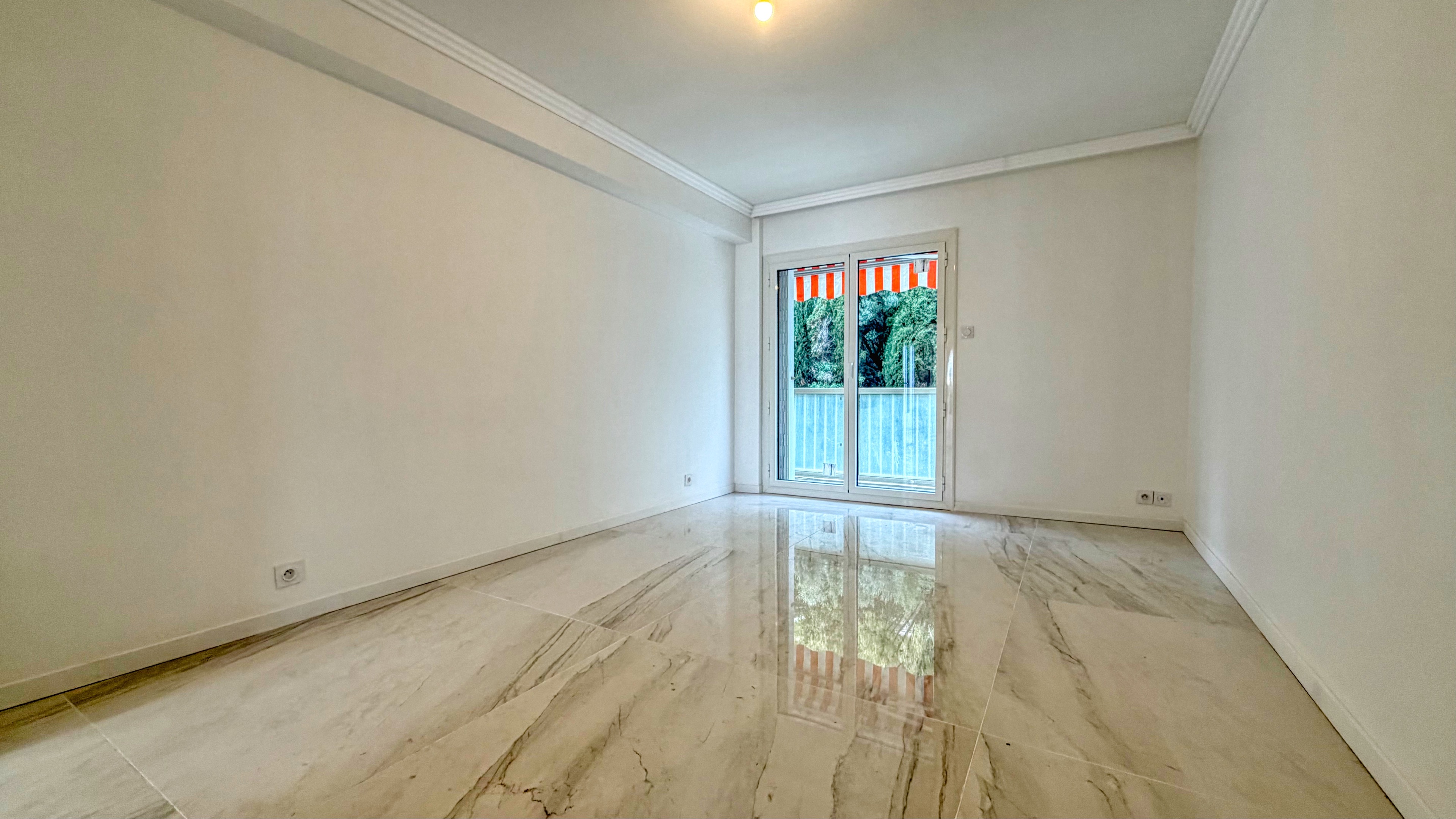 At Monaco’s doorstep – Sea-view two-bedroom apartment with balcony and storage 9