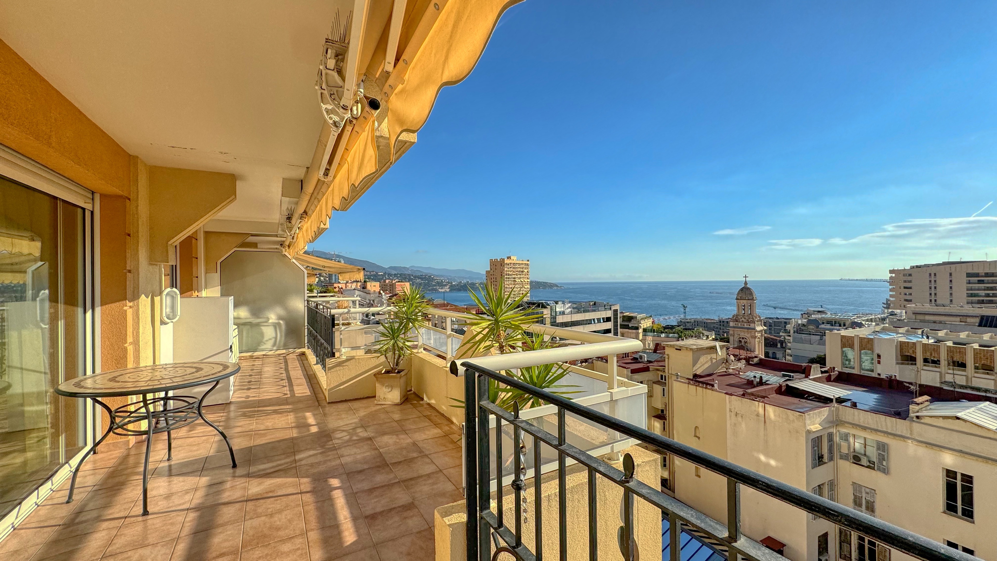 Palais Josephine in Beausoleil on the second-to-last floor with a view of the sea and Monaco 2