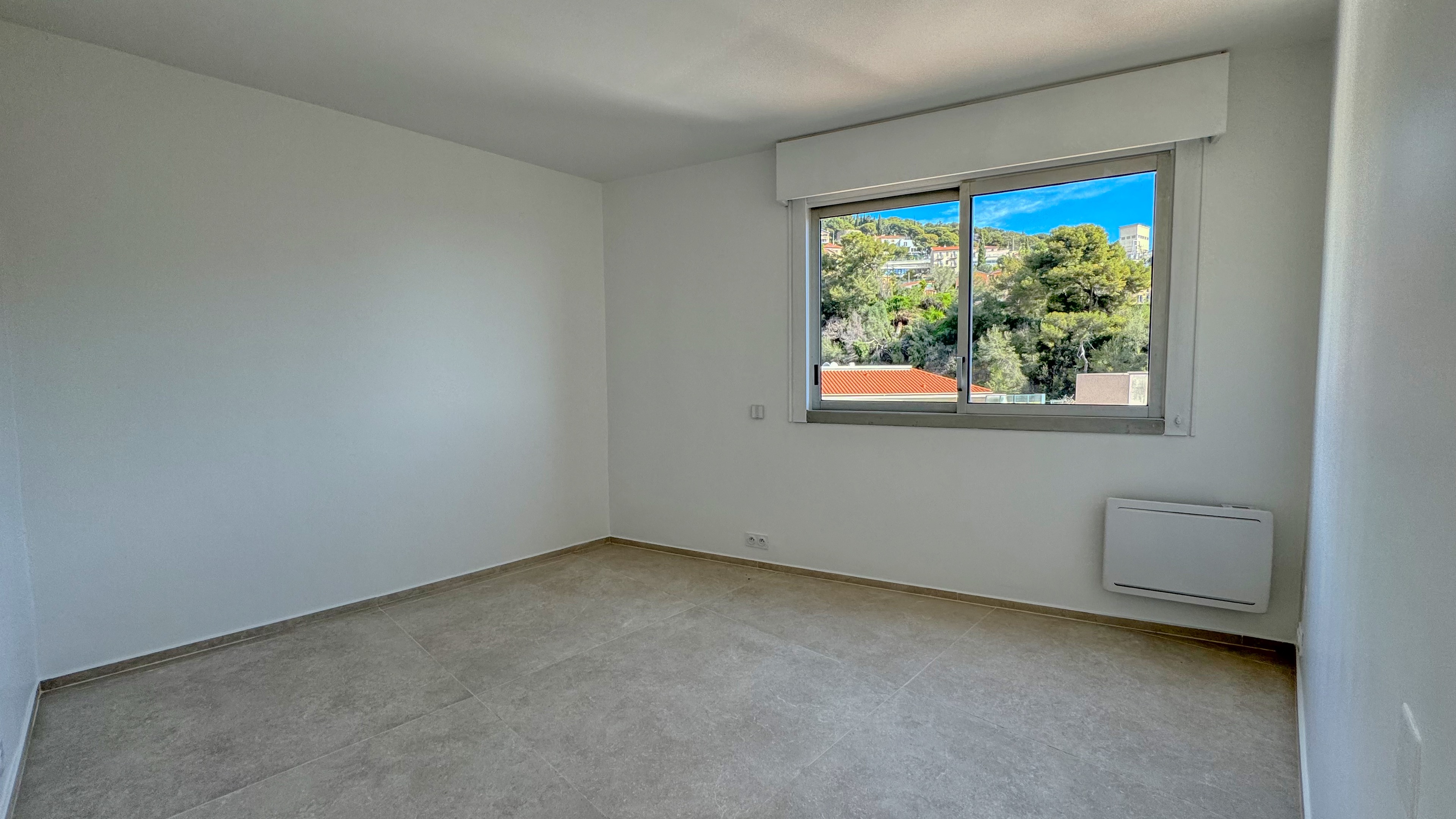 Appartement 4 pièces rénové avec vue mer à quelques pas de Monaco – 110m², terrasses, cave, garage 14
