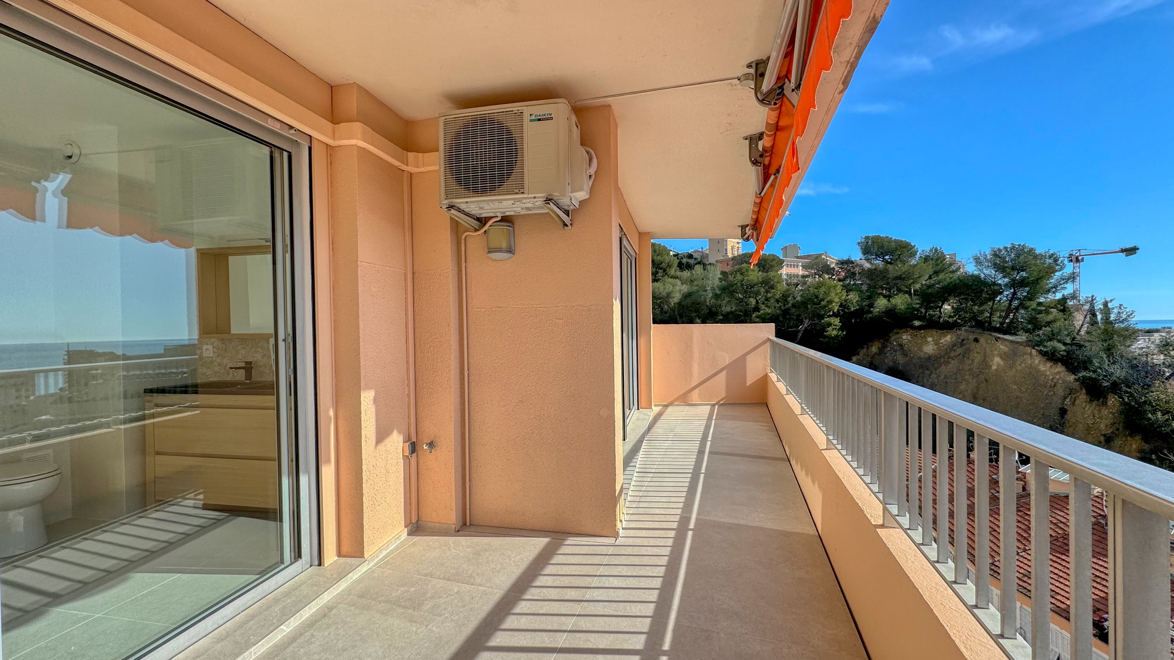Appartement 4 pièces rénové avec vue mer à quelques pas de Monaco – 110m², terrasses, cave, garage 10