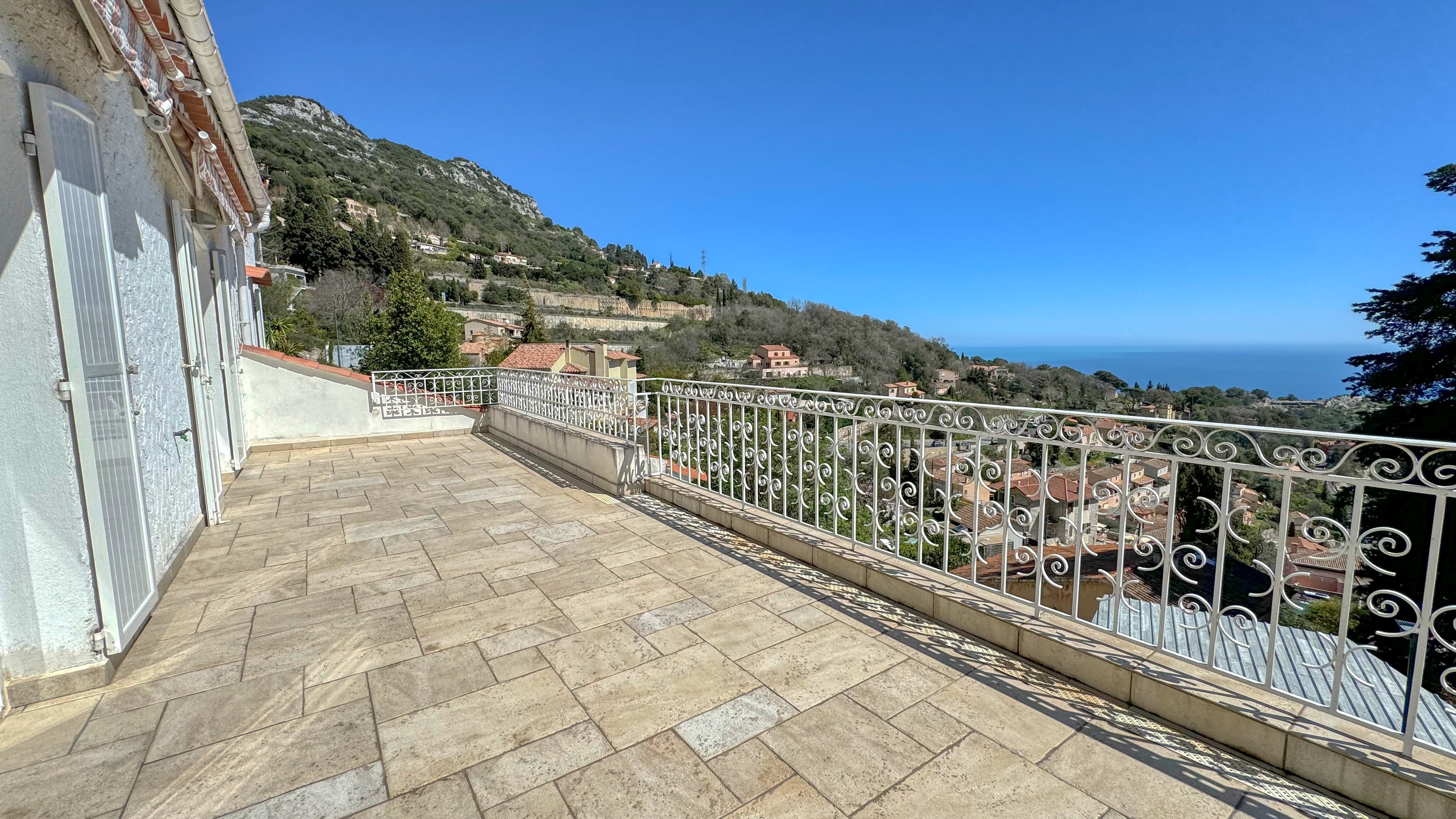 Beautiful detached house of approximately 240m2 with sea view  24