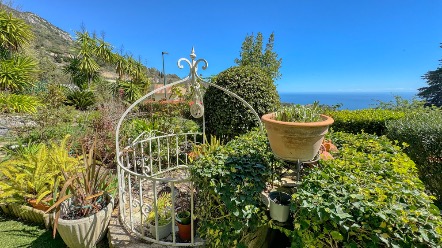 Beautiful detached house of approximately 240m2 with sea view  30