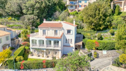 Beautiful detached house of approximately 240m2 with sea view  2