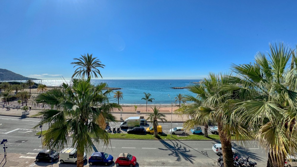 Trilocale da ristrutturare con vista mare e terrazza a Mentone
