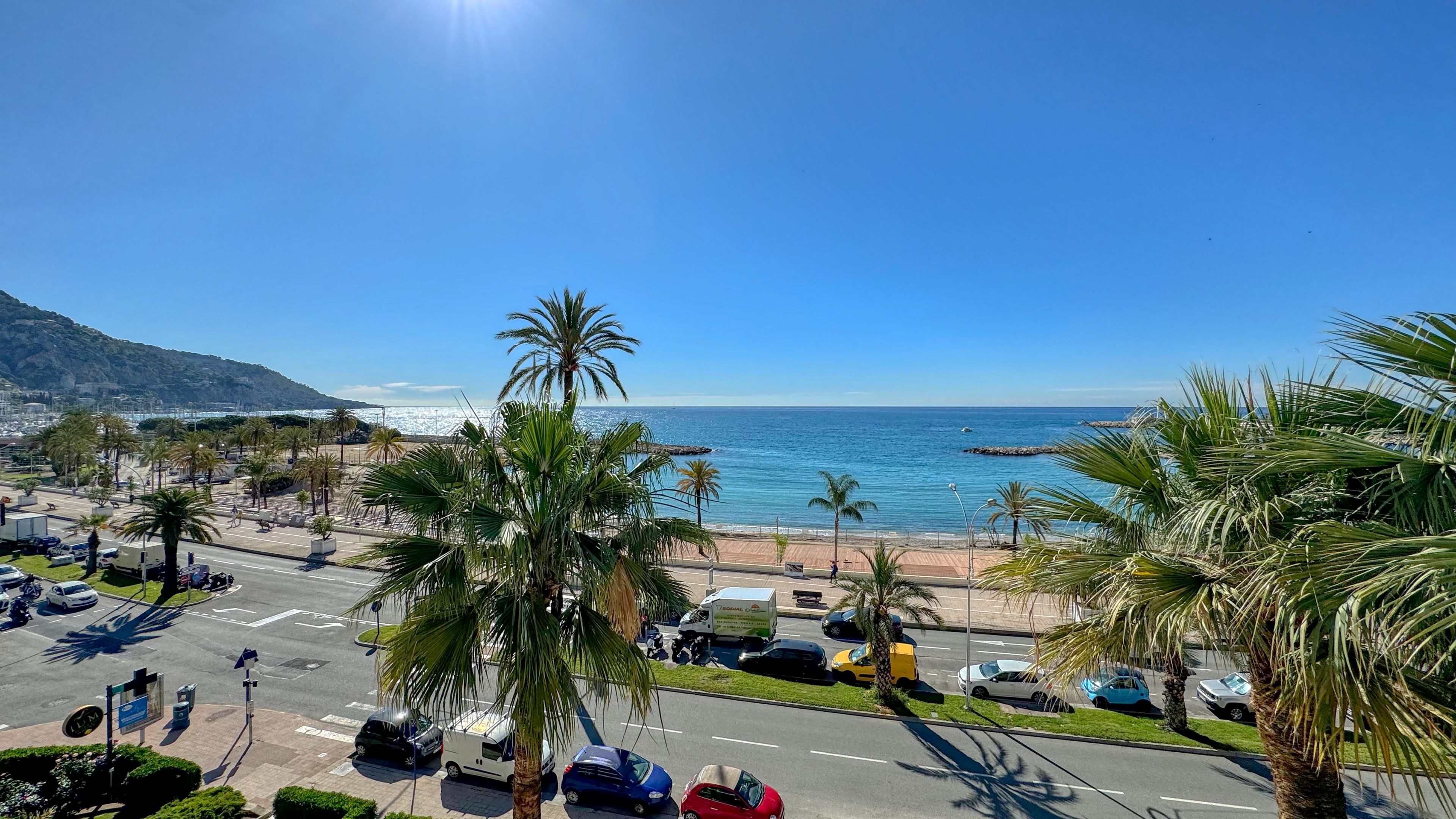 Appartement 3 pièces à rénover avec vue mer et terrasse à Menton 2