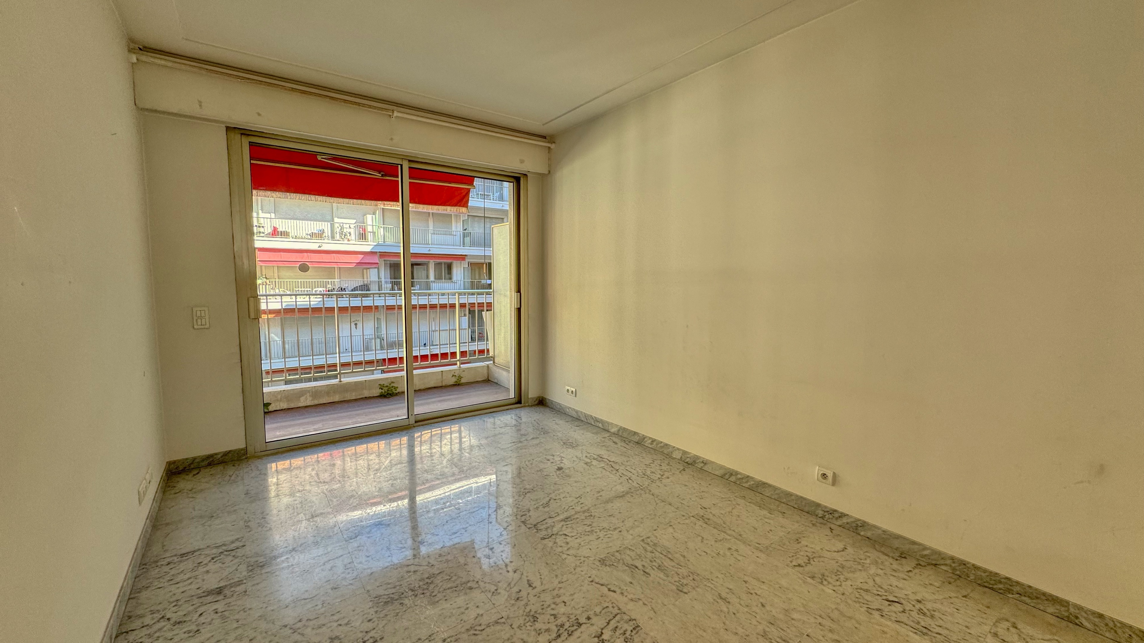 Appartement 3 pièces à rénover avec vue mer et terrasse à Menton 7