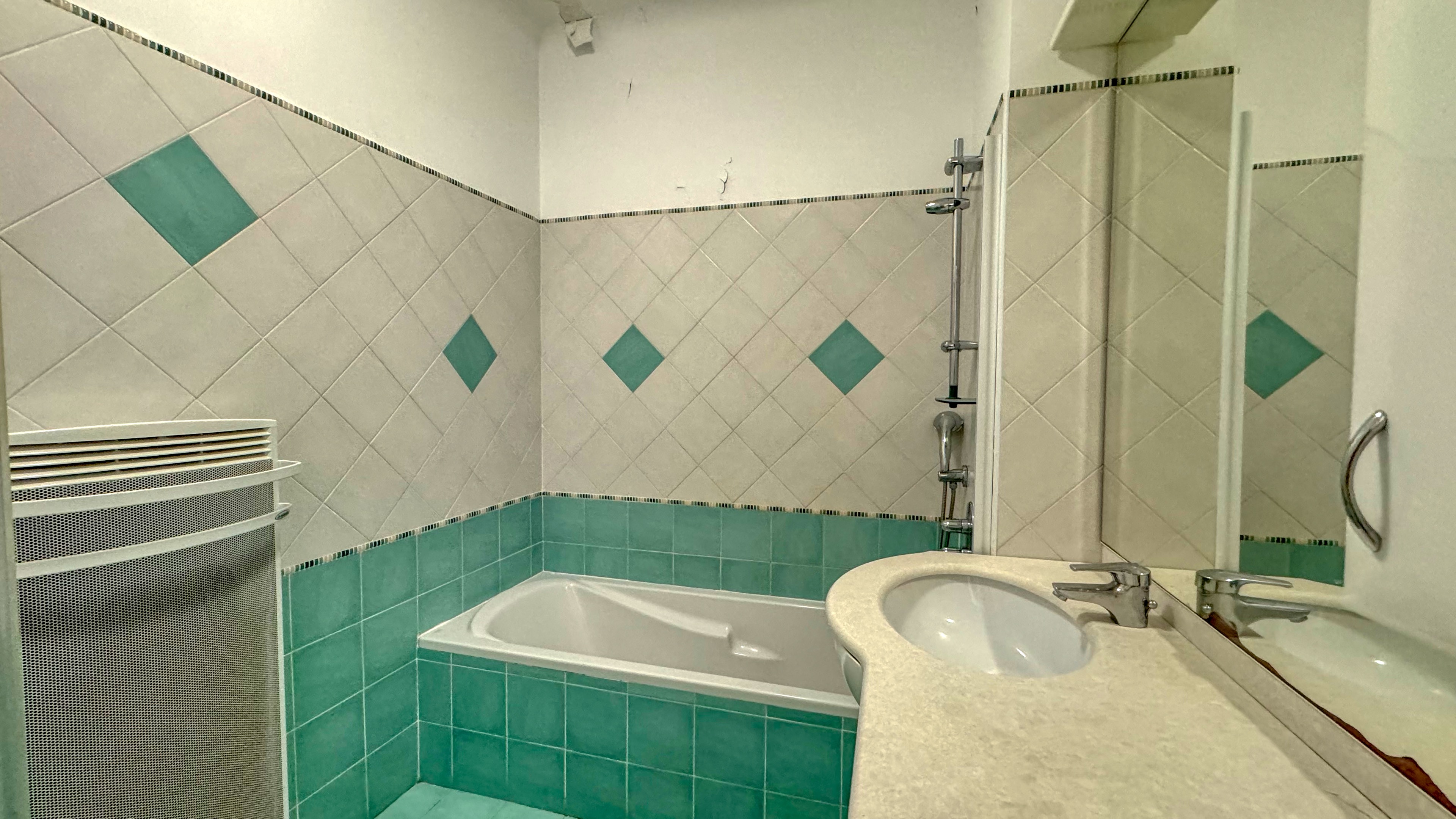 Appartement 3 pièces à rénover avec vue mer et terrasse à Menton 8