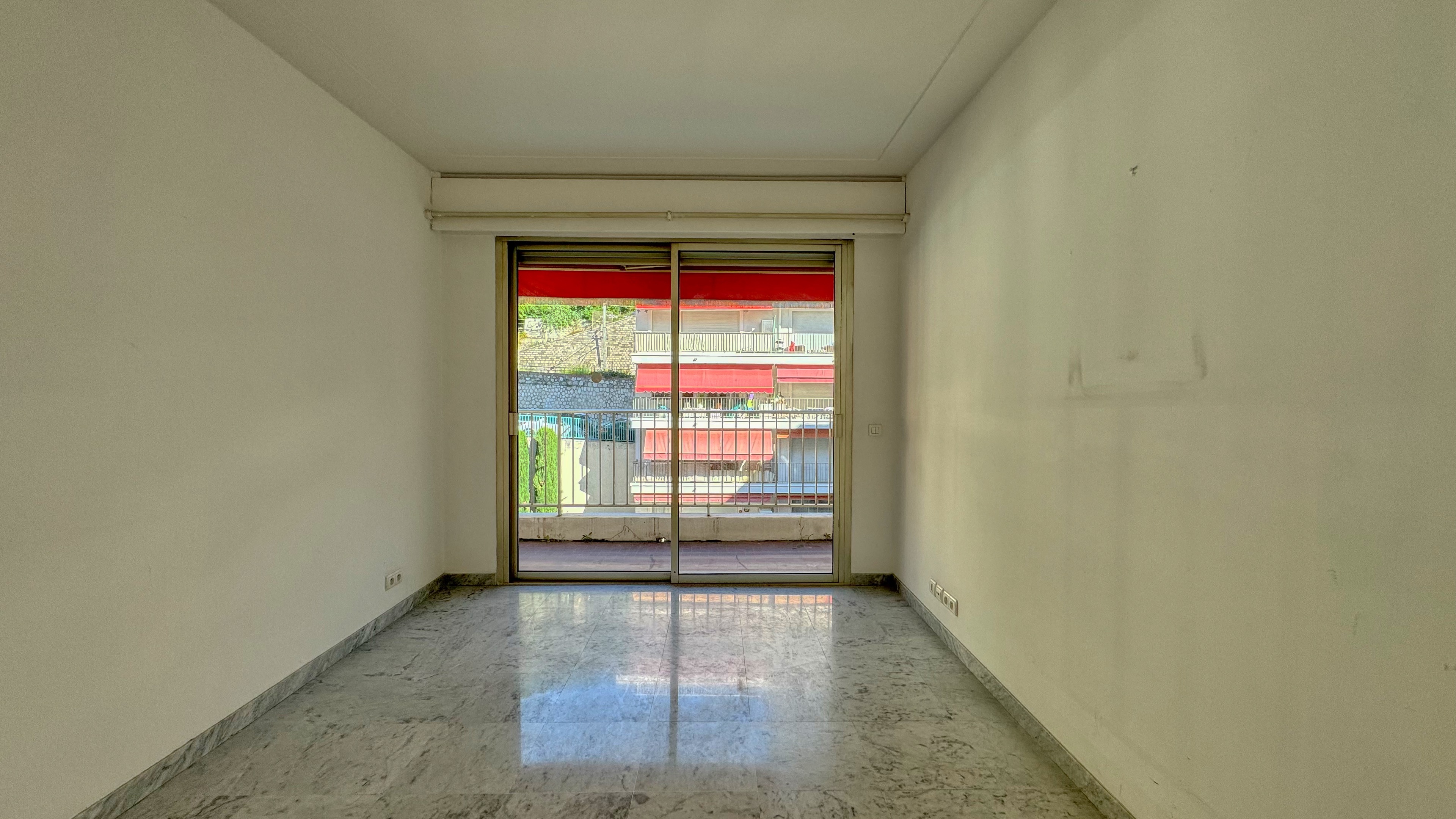 Appartement 3 pièces à rénover avec vue mer et terrasse à Menton 9