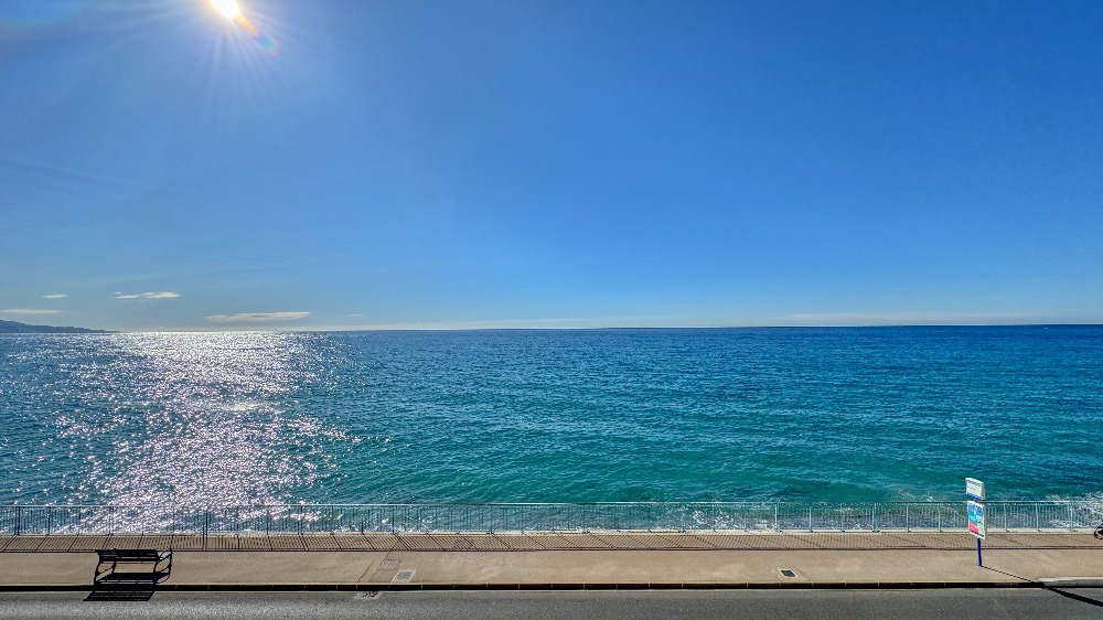 Trilocale da ristrutturare in prima linea con vista panoramica sul Mar Mediterraneo