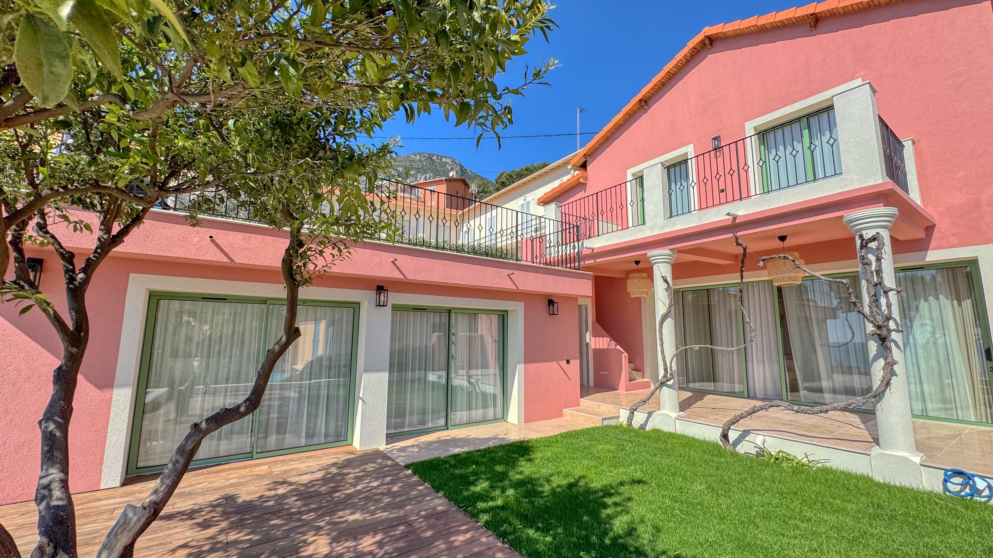 Villa rénovée de 131m² avec vue mer, terrasses et dépendance - Roquebrune-Cap-Martin 1