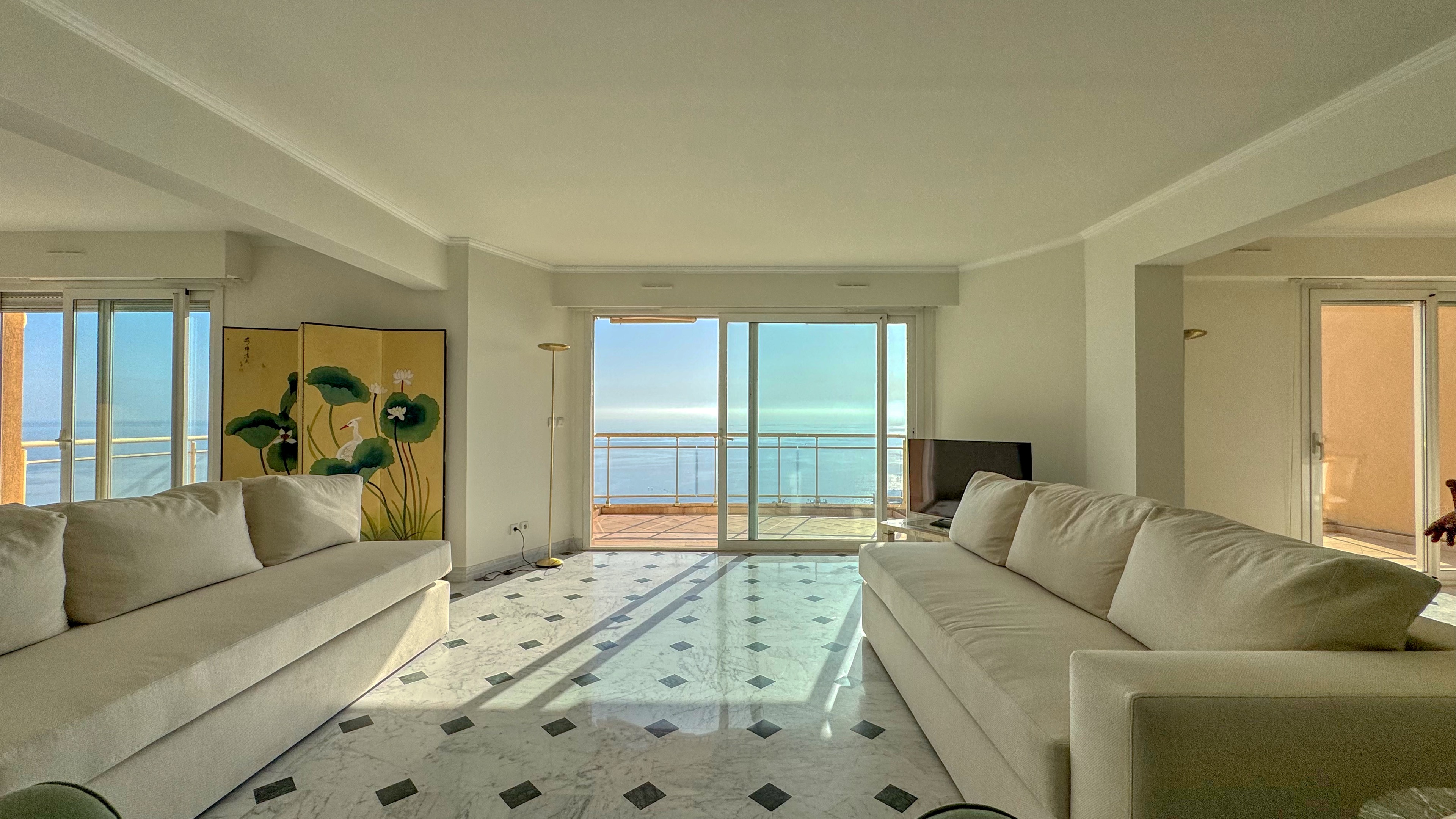 Location d’un Appartement 4 Pièces avec Vue Panoramique sur la Mer et Monaco 2