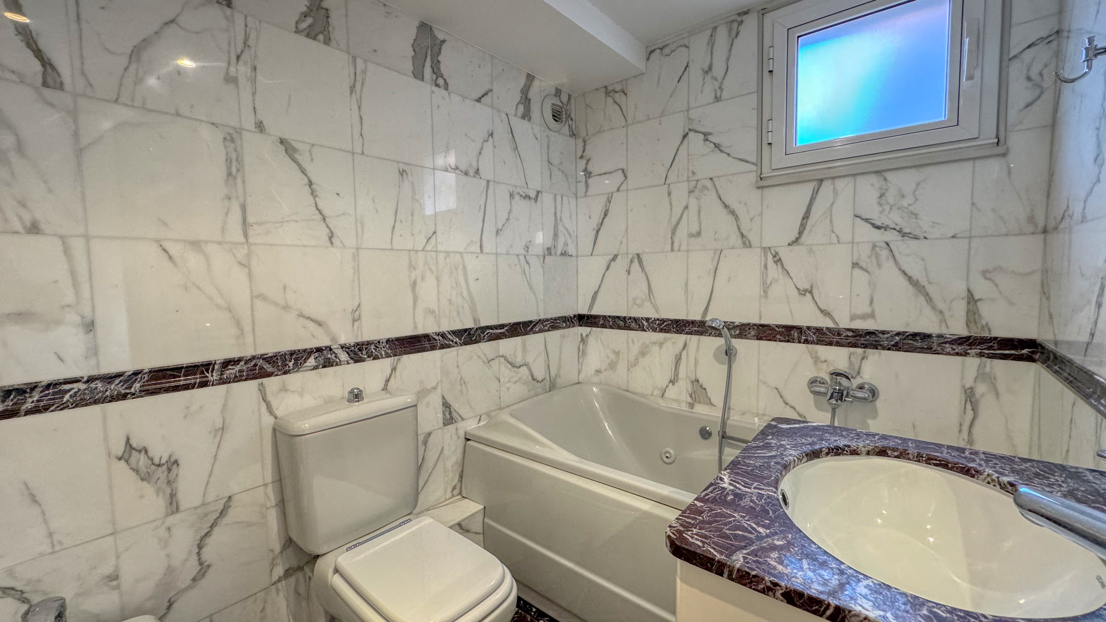 Location d’un Appartement 4 Pièces avec Vue Panoramique sur la Mer et Monaco 17