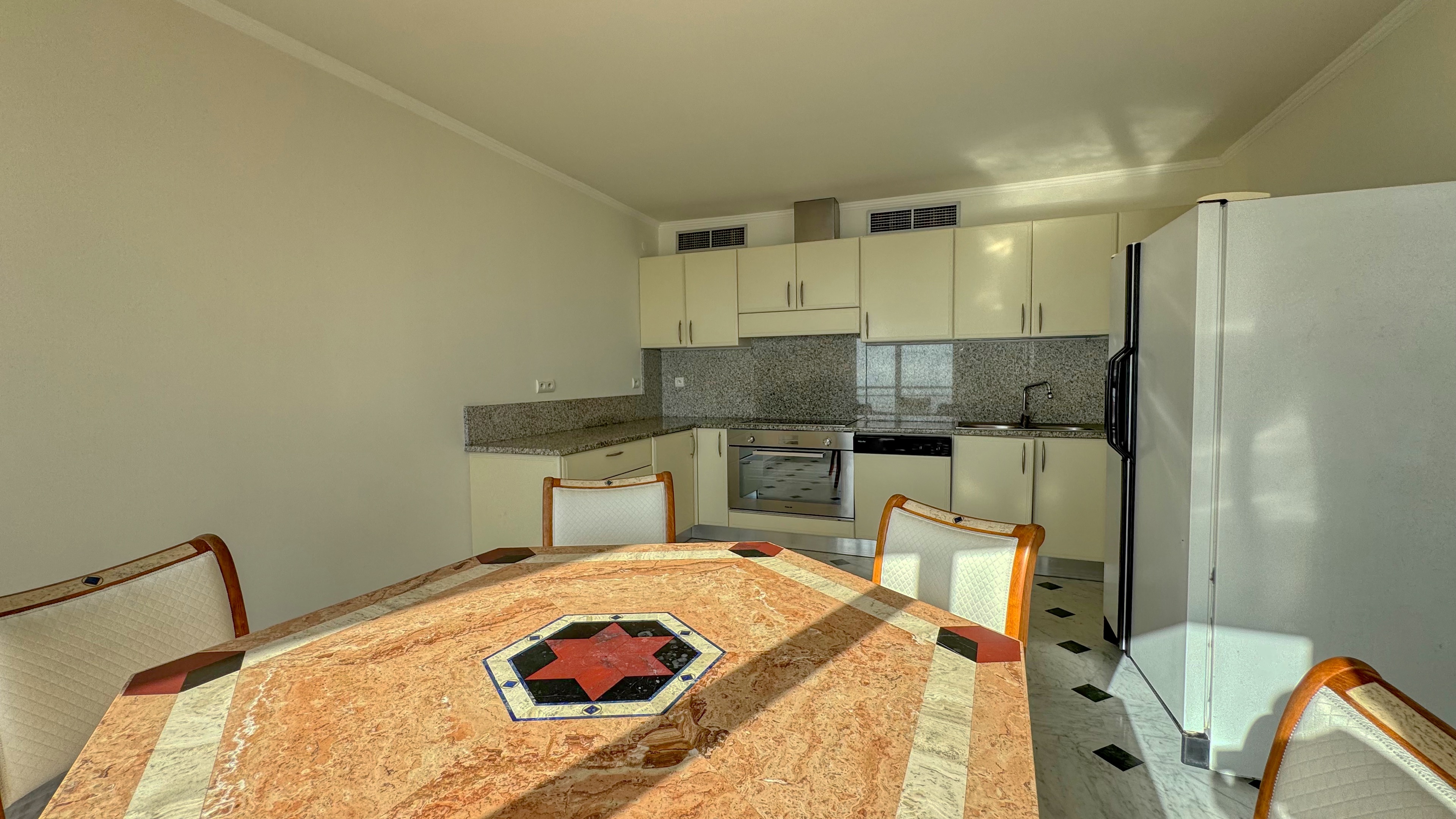 Location d’un Appartement 4 Pièces avec Vue Panoramique sur la Mer et Monaco 7