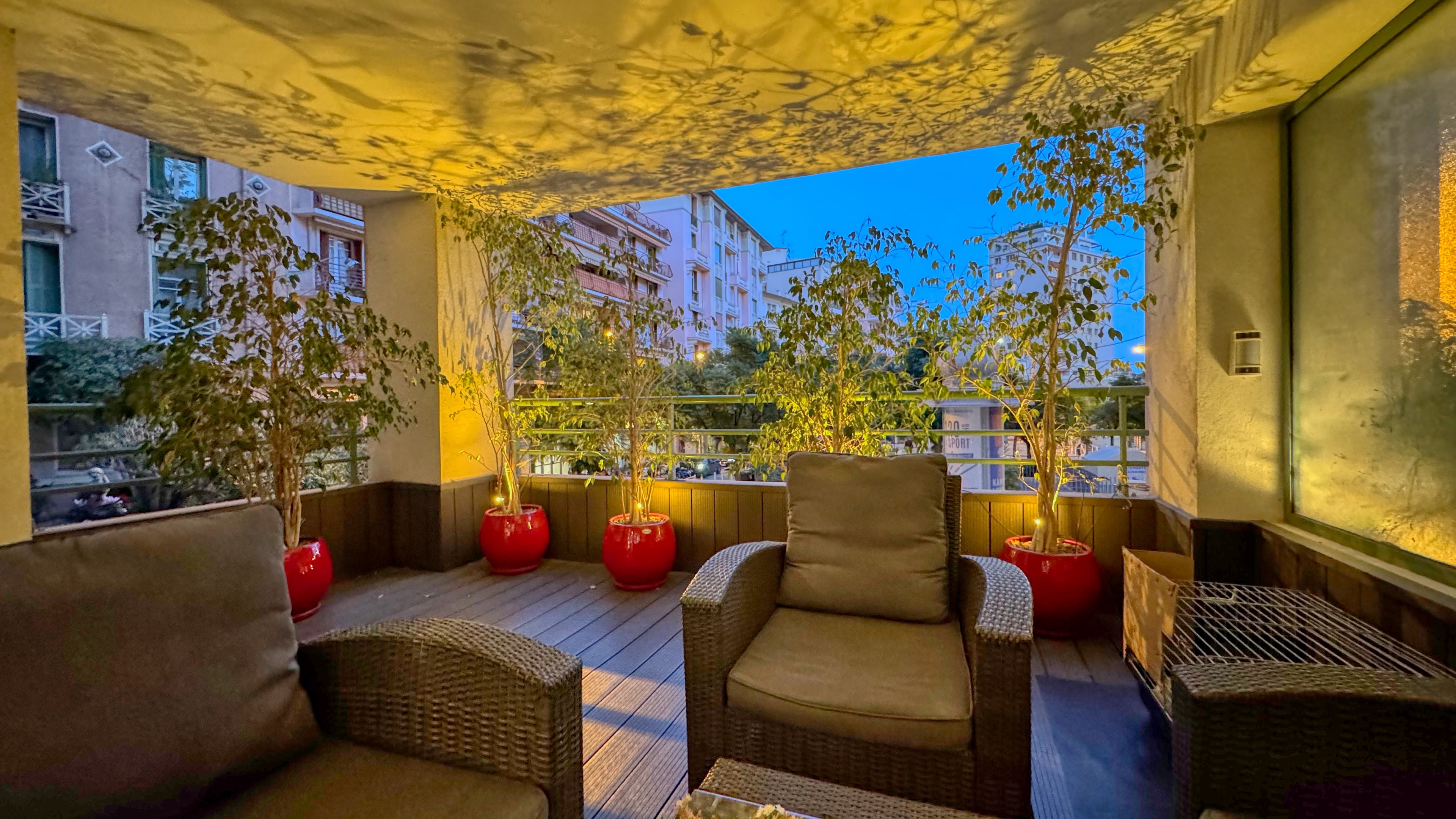 Appartement 3 pièces rénové de 80m² à deux pas de Monaco avec terrasse et services de gardien 2