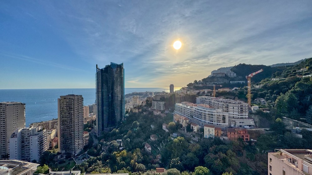 Lussuoso trilocale con vista panoramica sul mare, terrazza di 25 m² e servizi di alta gamma