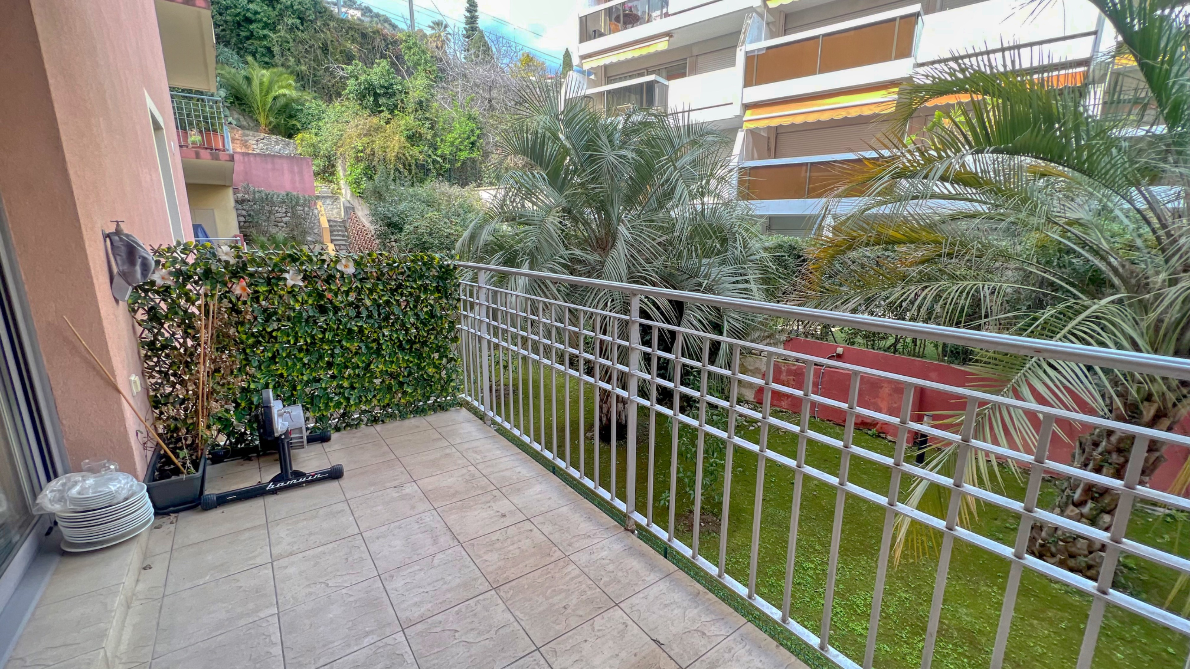 Appartement rénové de trois pièces à vendre sur le front de mer à Menton 7
