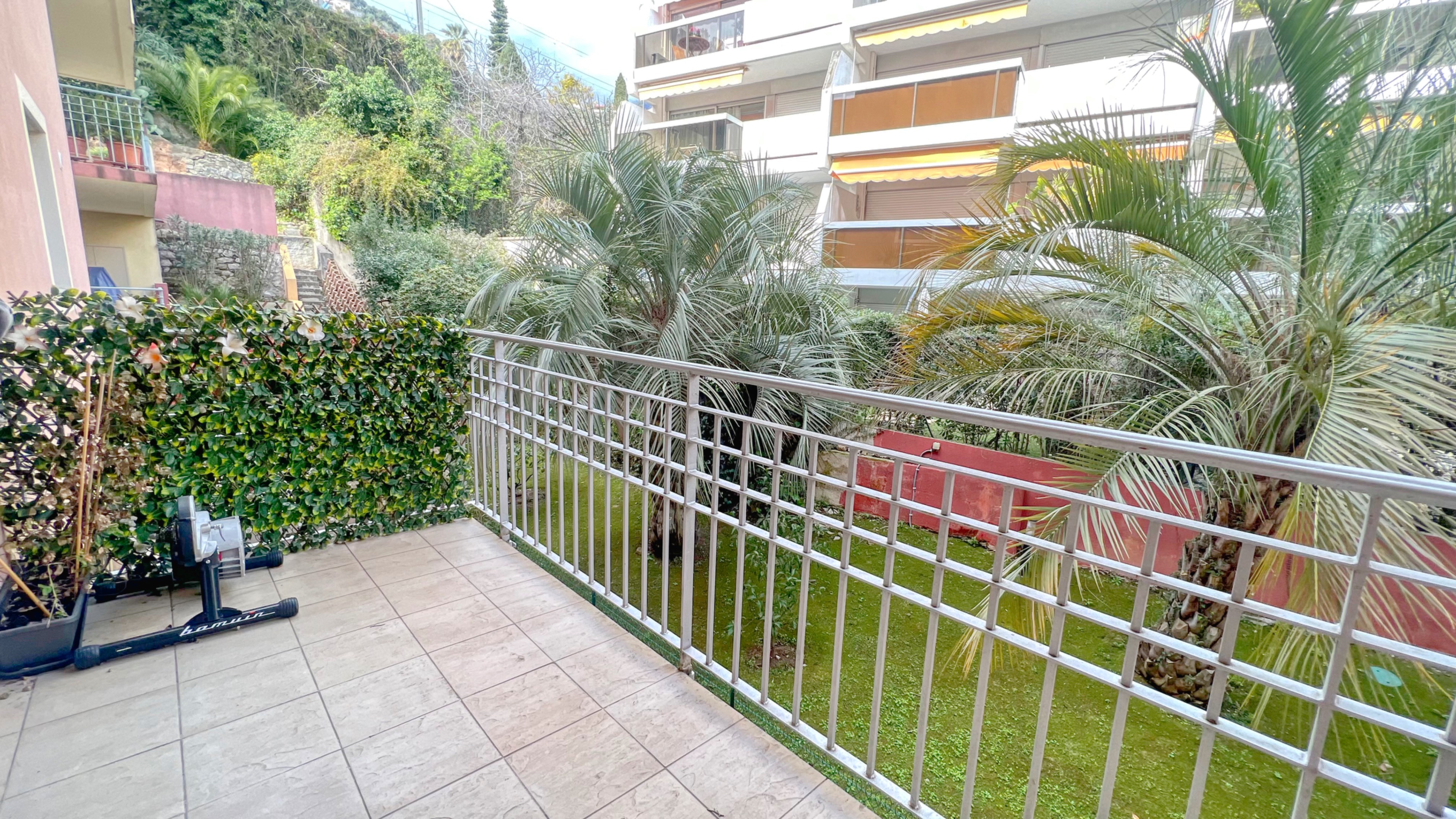 Appartement rénové de trois pièces à vendre sur le front de mer à Menton 1