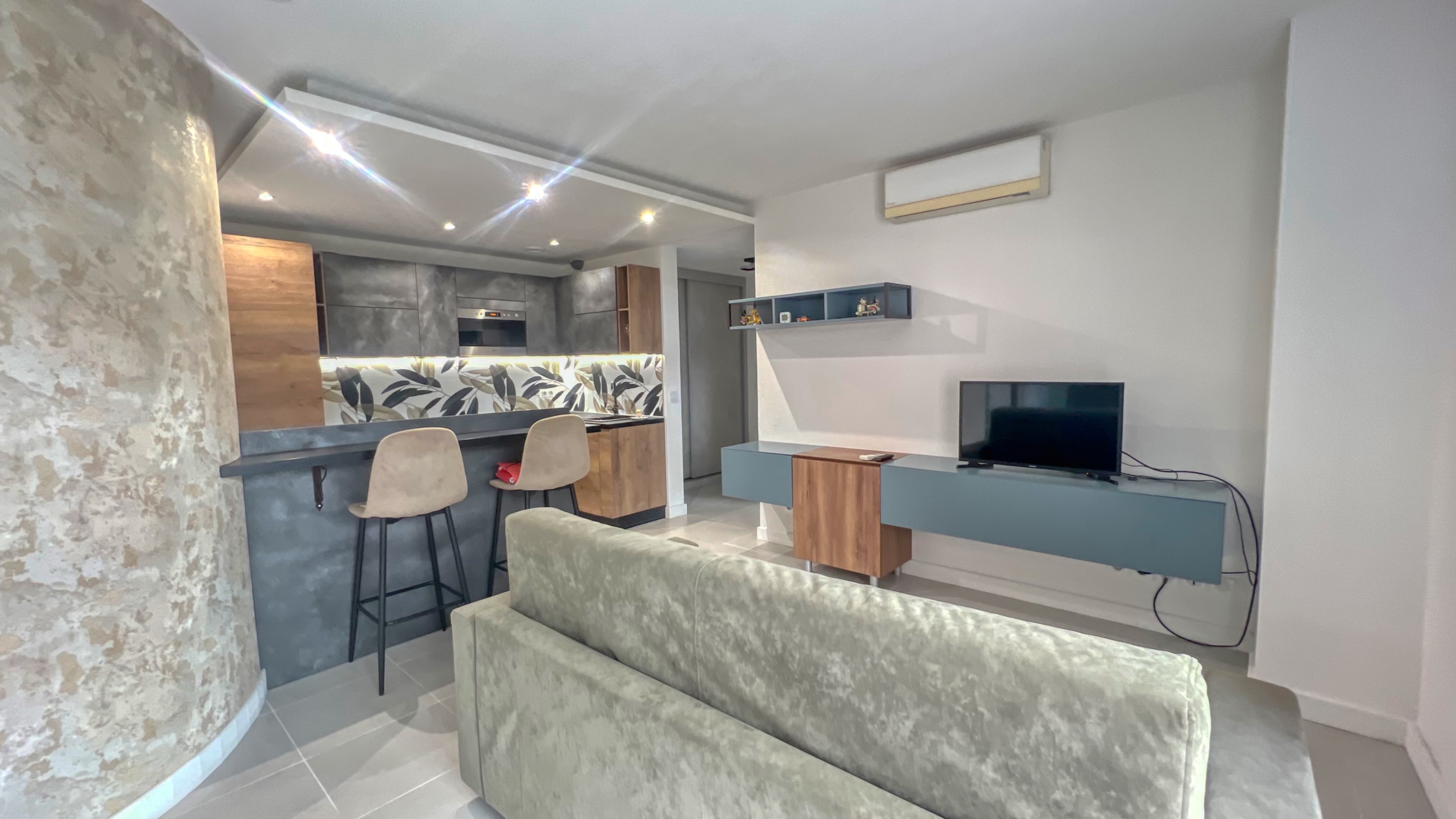 Appartement rénové de trois pièces à vendre sur le front de mer à Menton 3