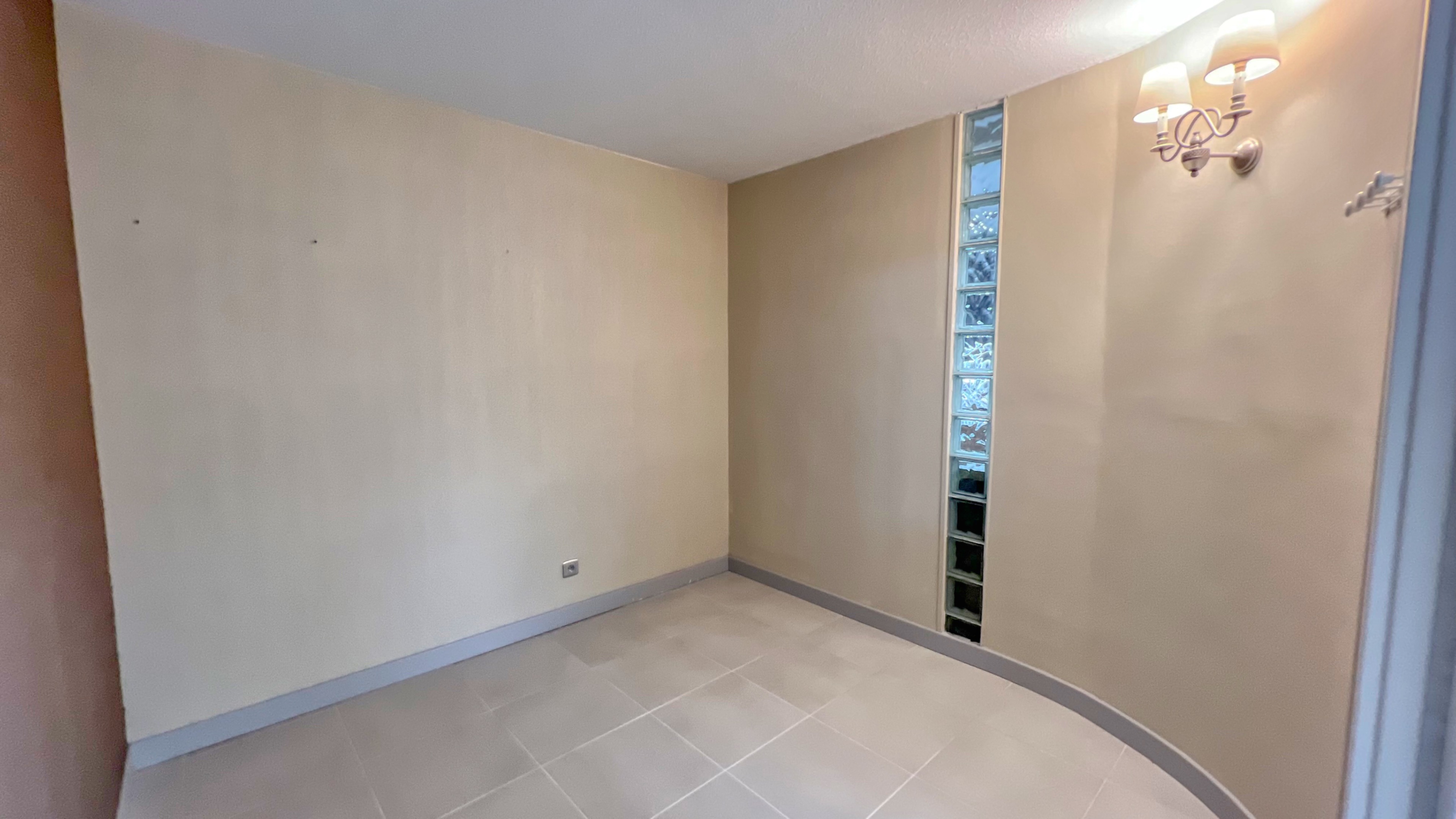 Appartement rénové de trois pièces à vendre sur le front de mer à Menton 6