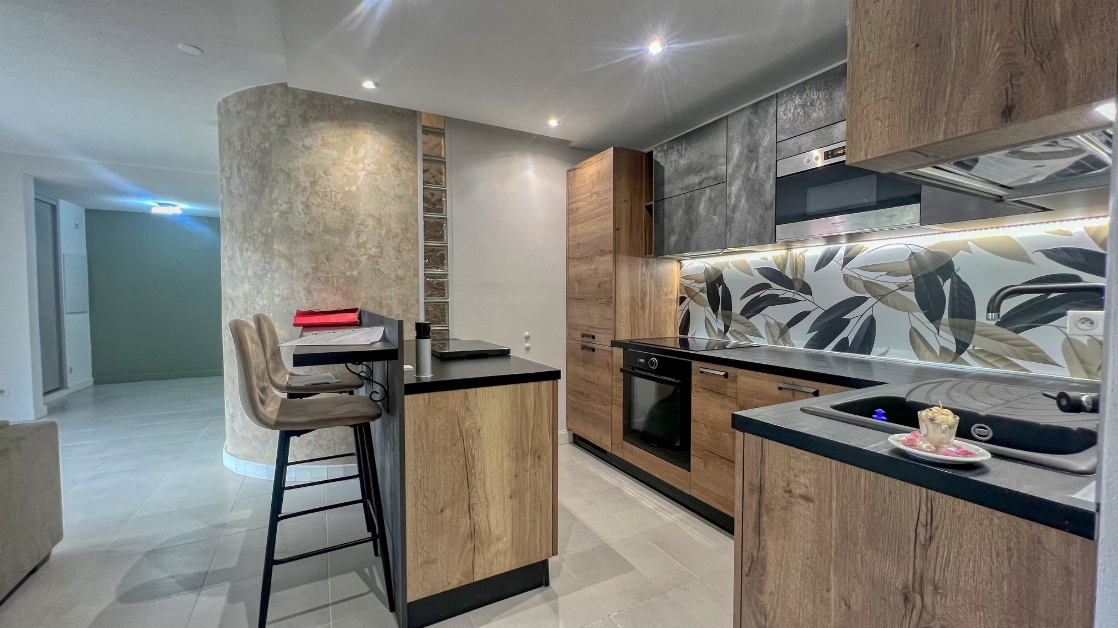Appartement rénové de trois pièces à vendre sur le front de mer à Menton 4