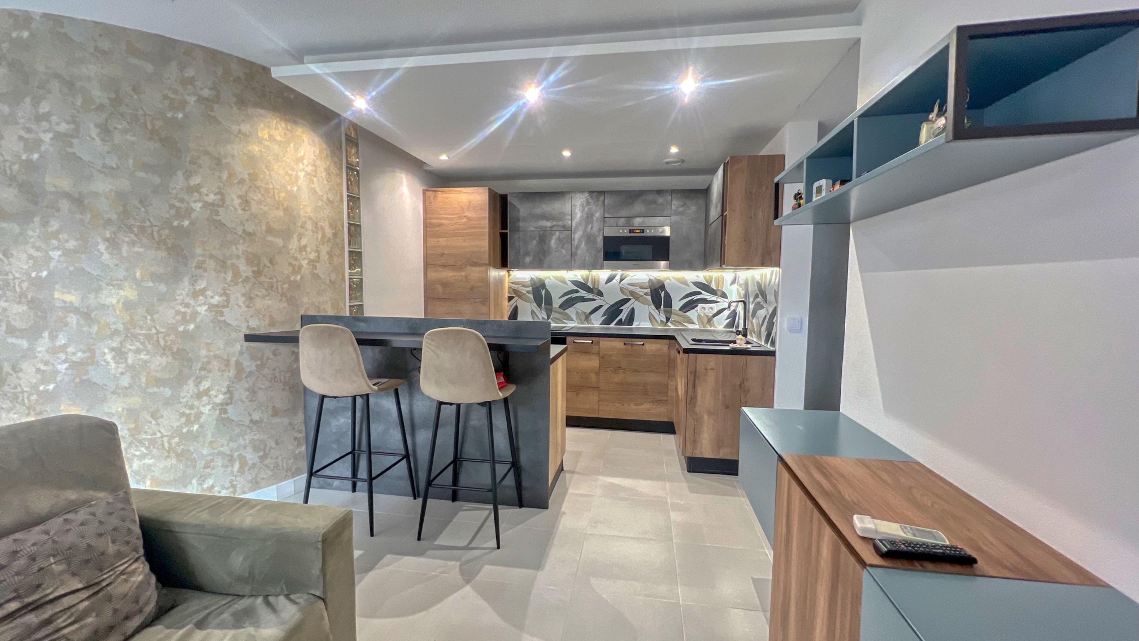 Appartement rénové de trois pièces à vendre sur le front de mer à Menton 2