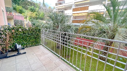 Appartement rénové de trois pièces à vendre sur le front de mer à Menton 1