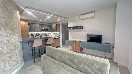 Appartement rénové de trois pièces à vendre sur le front de mer à Menton 3