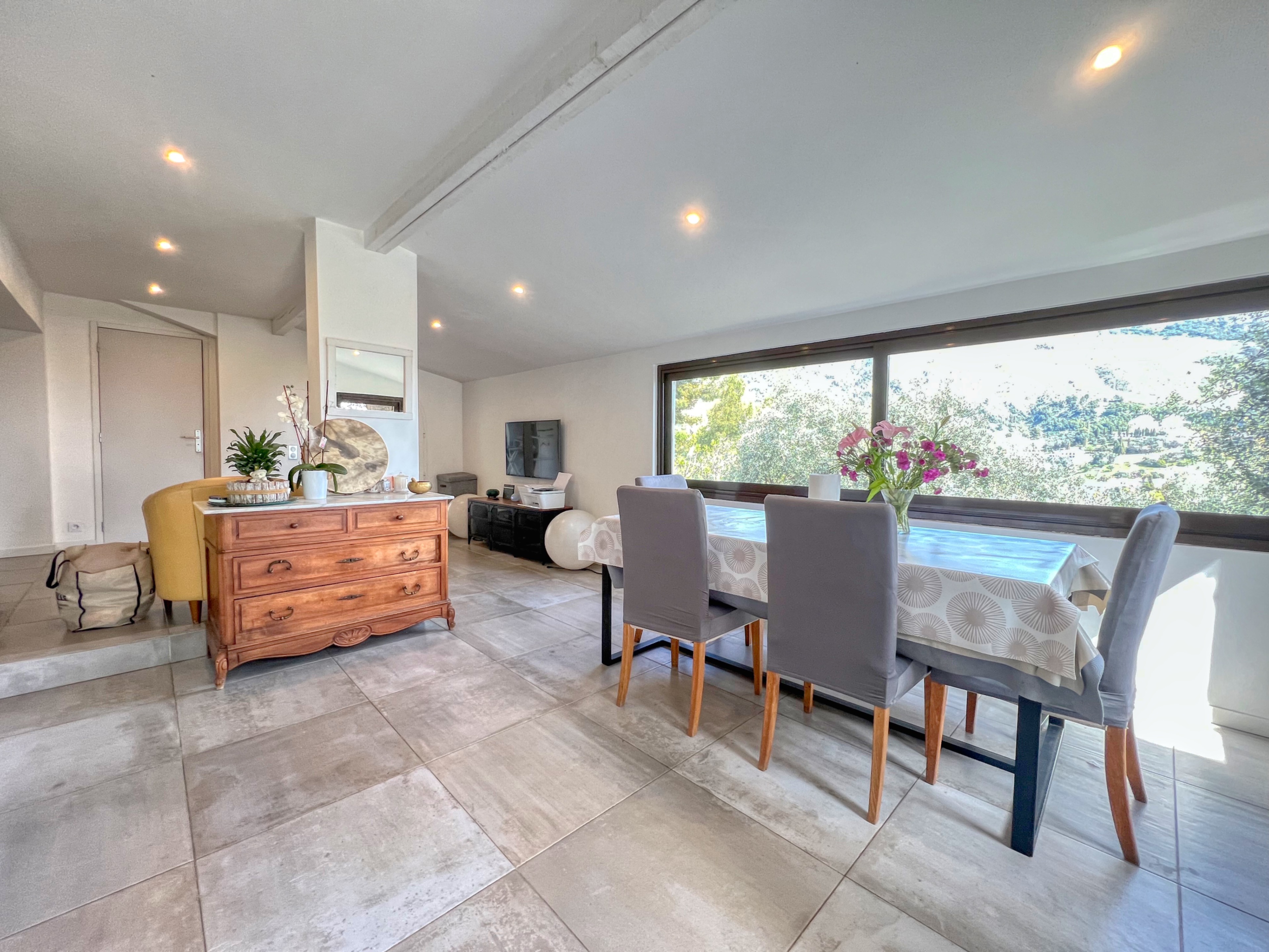 appartement en duplex avec une belle vue et un grand terrain dans une maison partagée 4